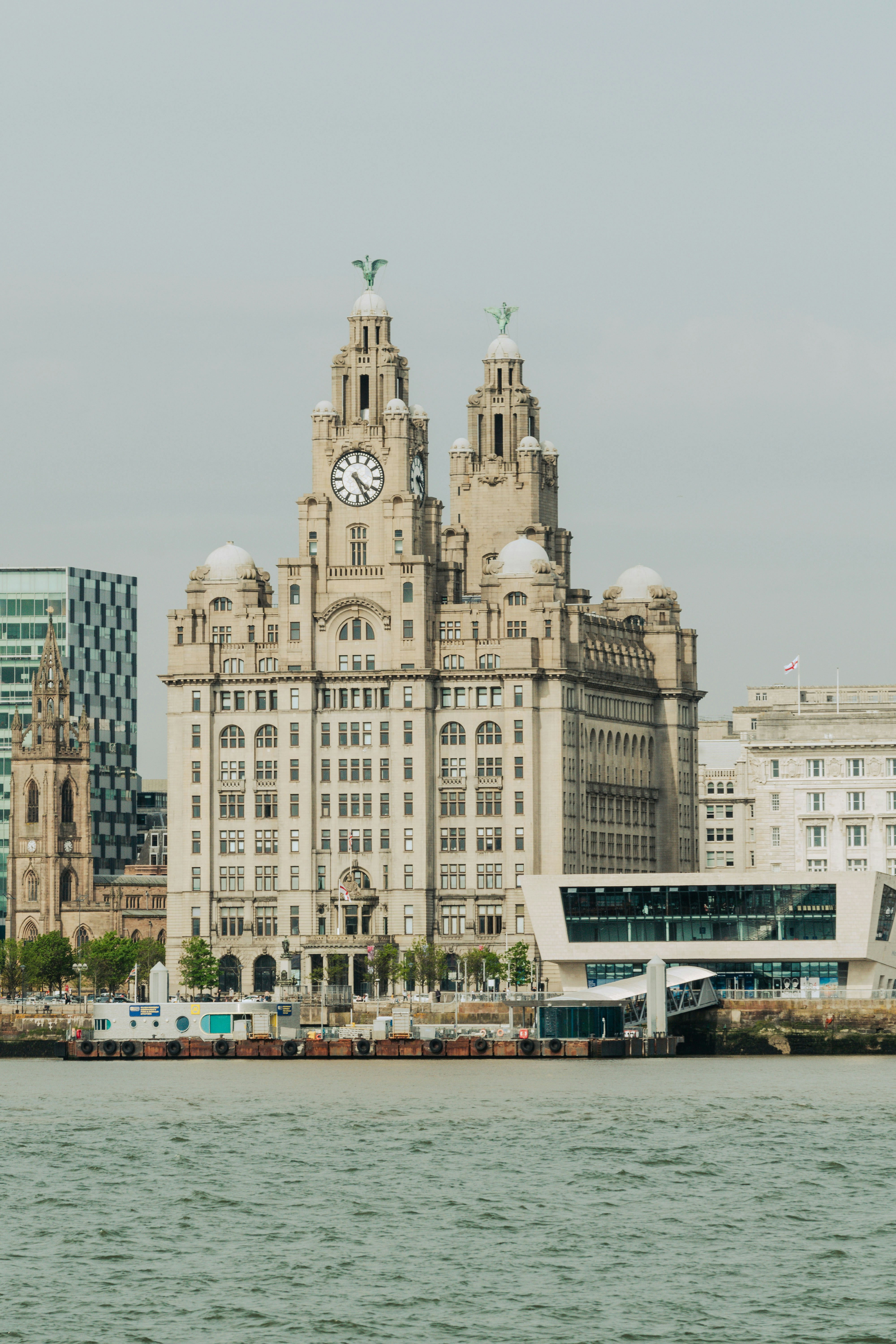 Grand bâtiment historique au bord de l’eau