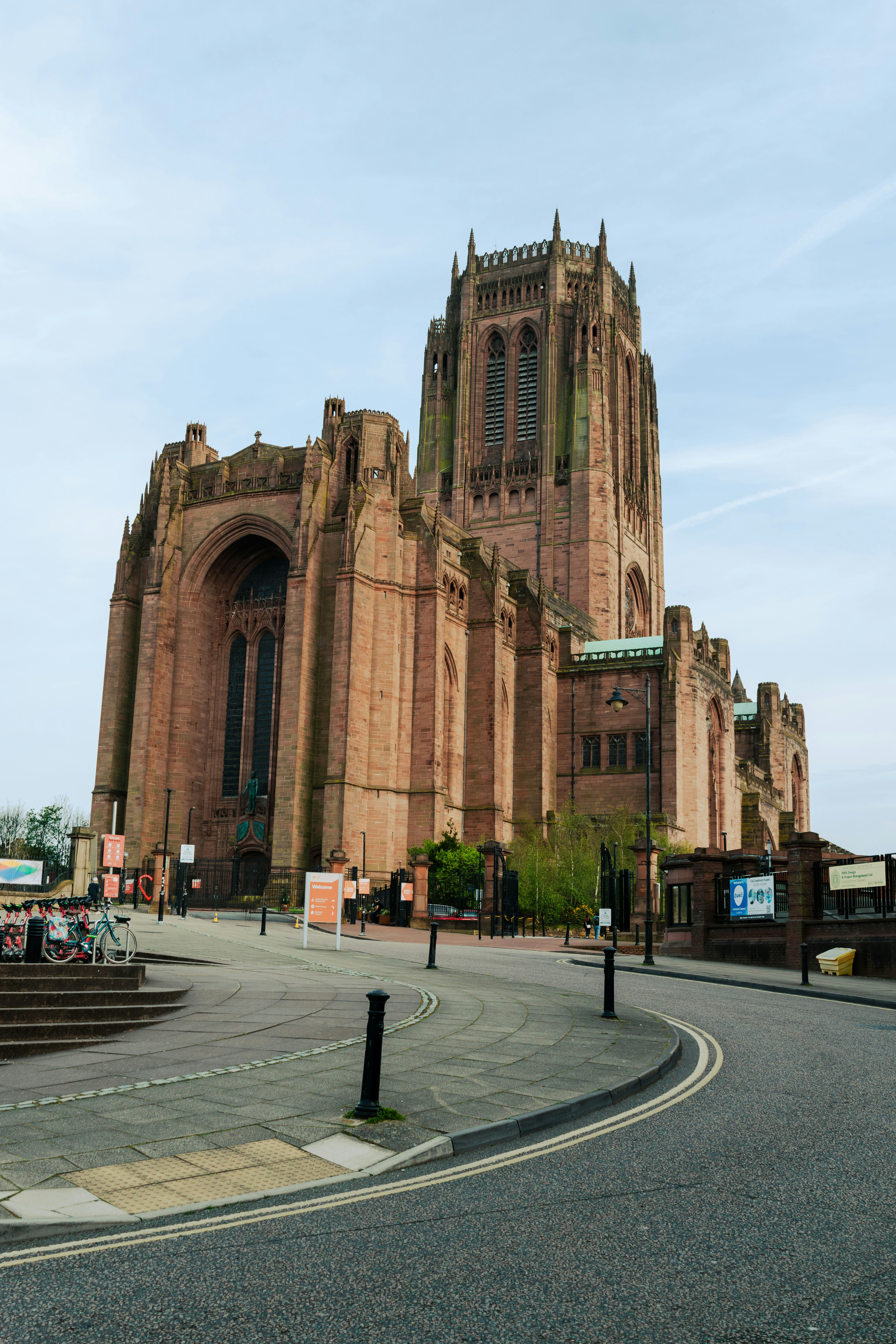 Une grande cathédrale gothique en brique rouge.