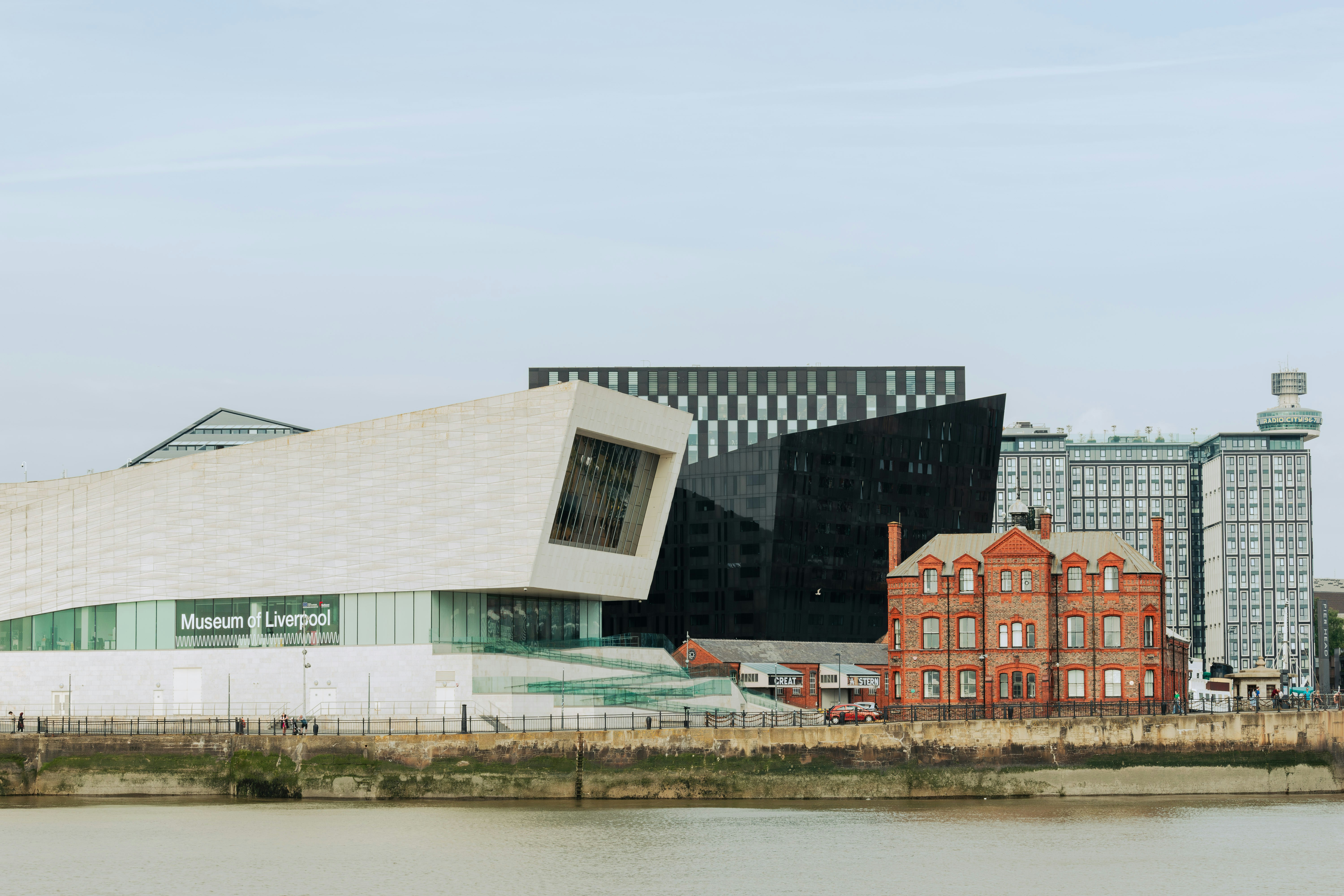 Bâtiments modernes et historiques au bord d’une rivière