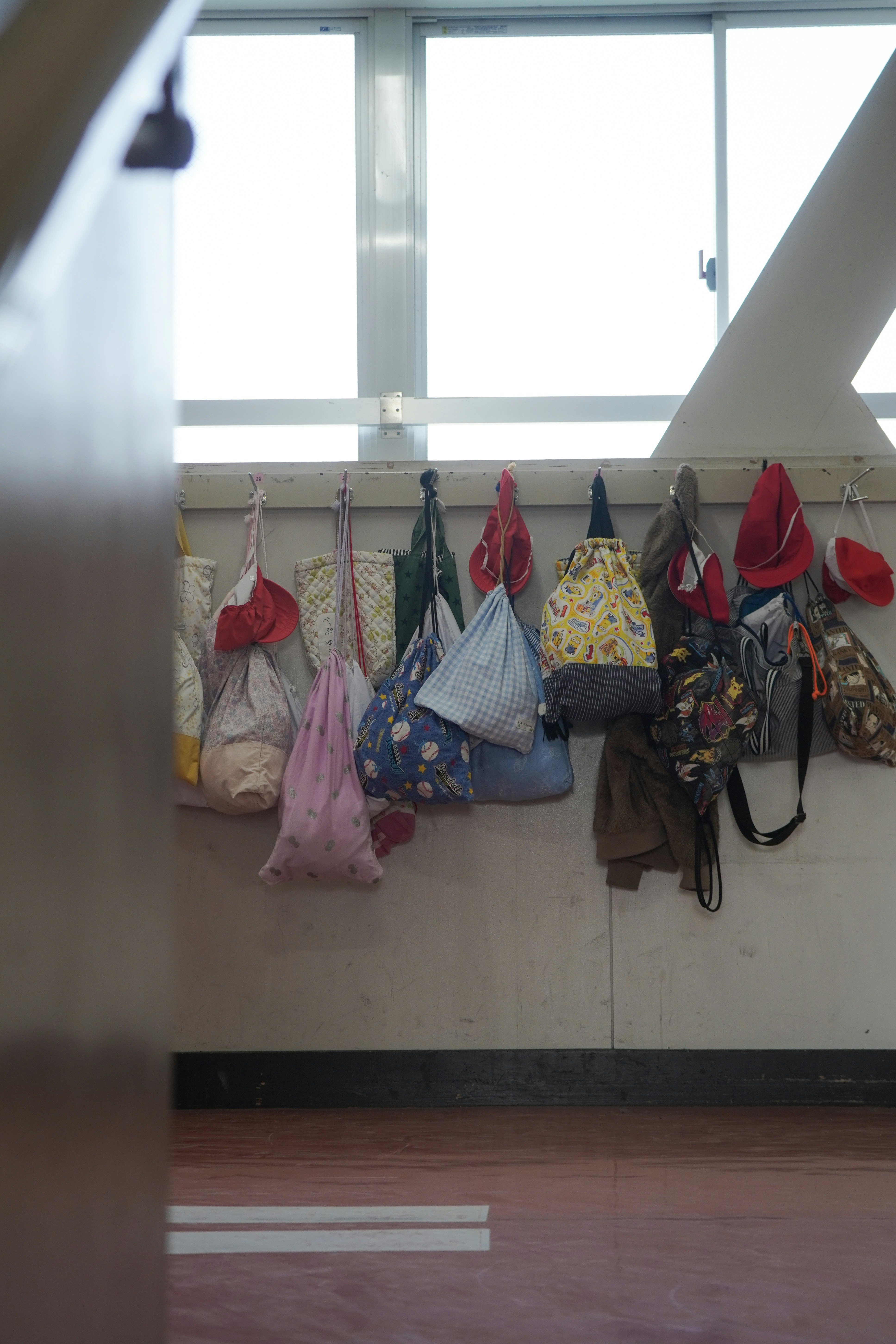 Divers sacs et chapeaux accrochés à des crochets