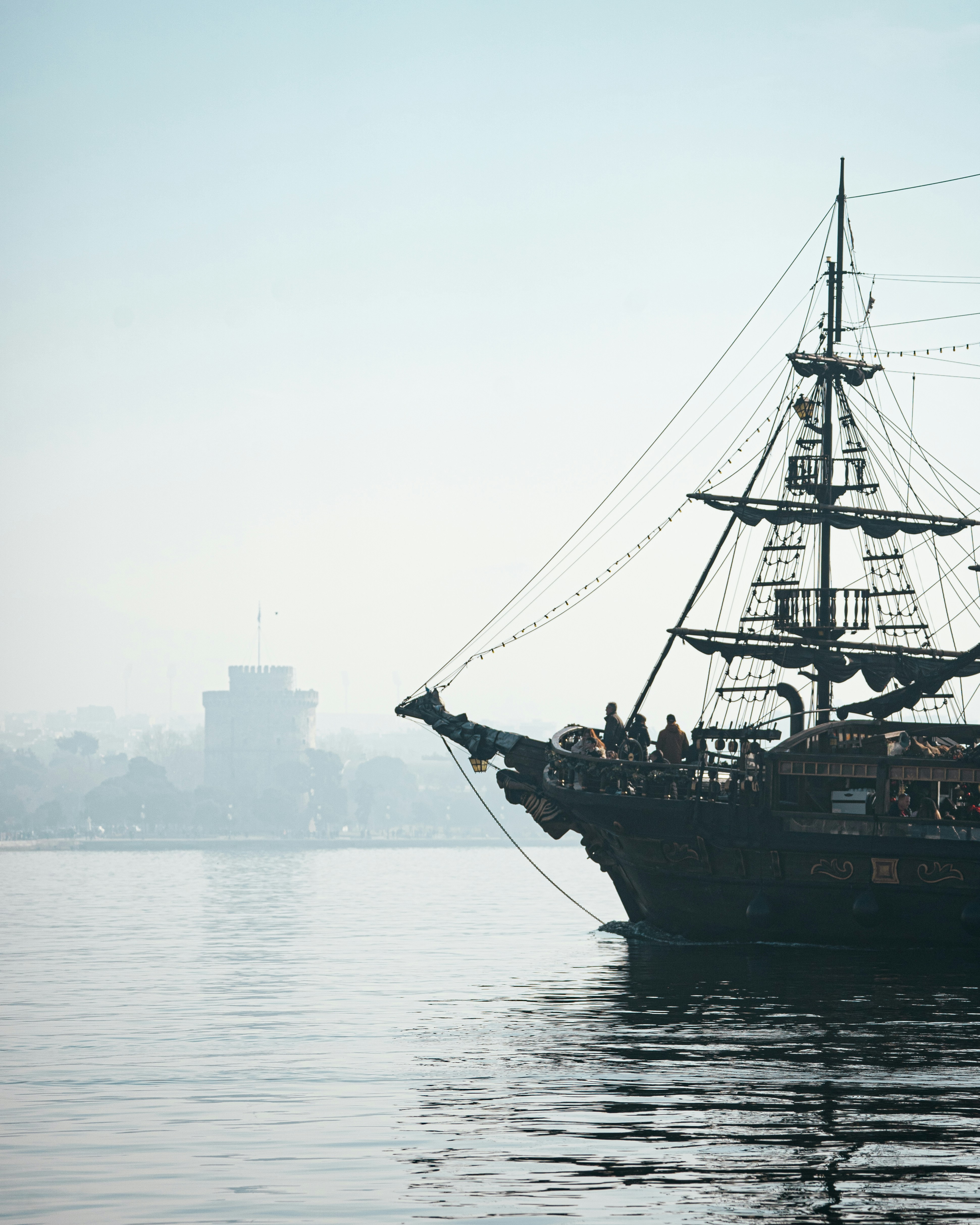 Un barco histórico de vela en el agua
