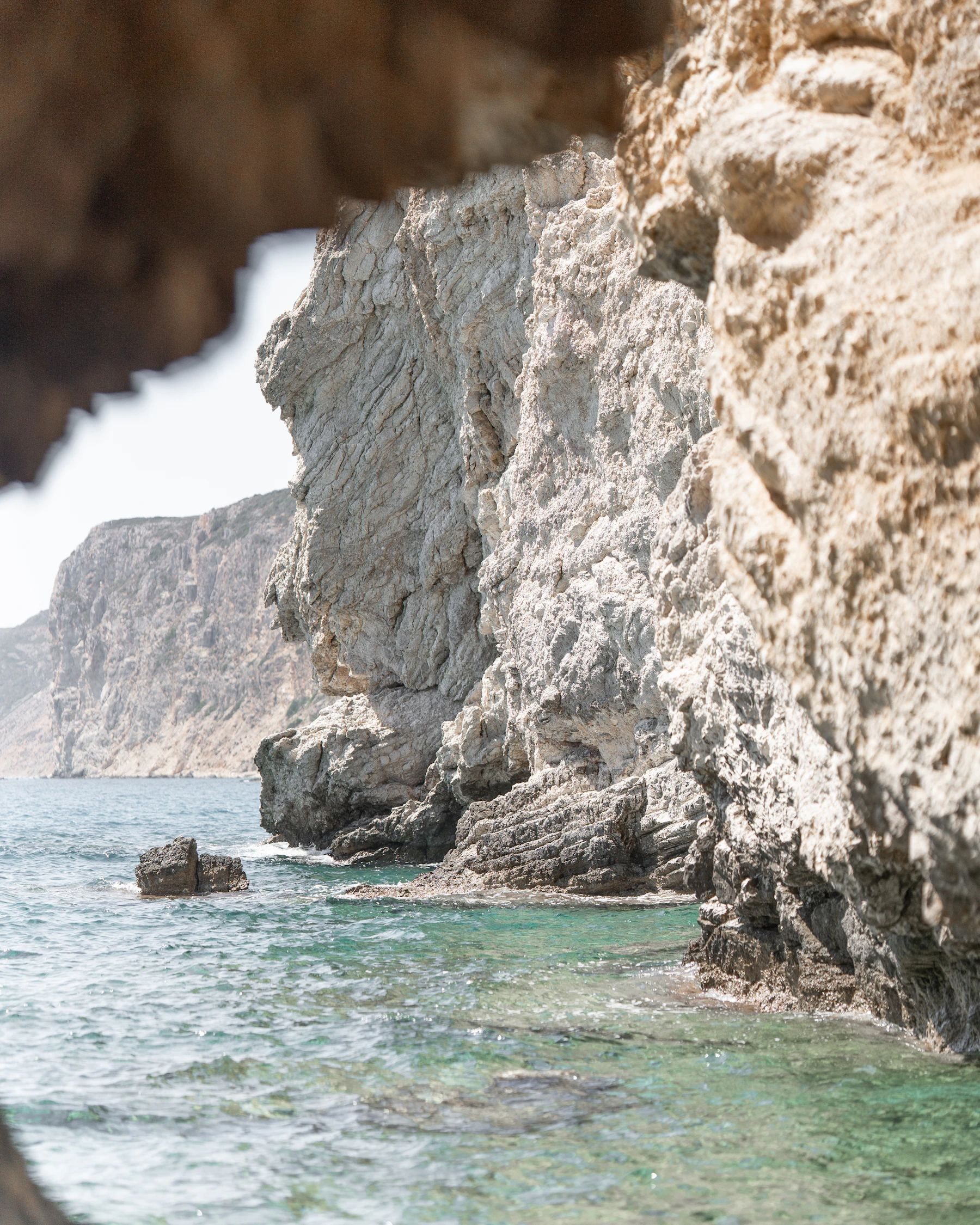Côte méditerranéenne aux eaux turquoise en Grèce