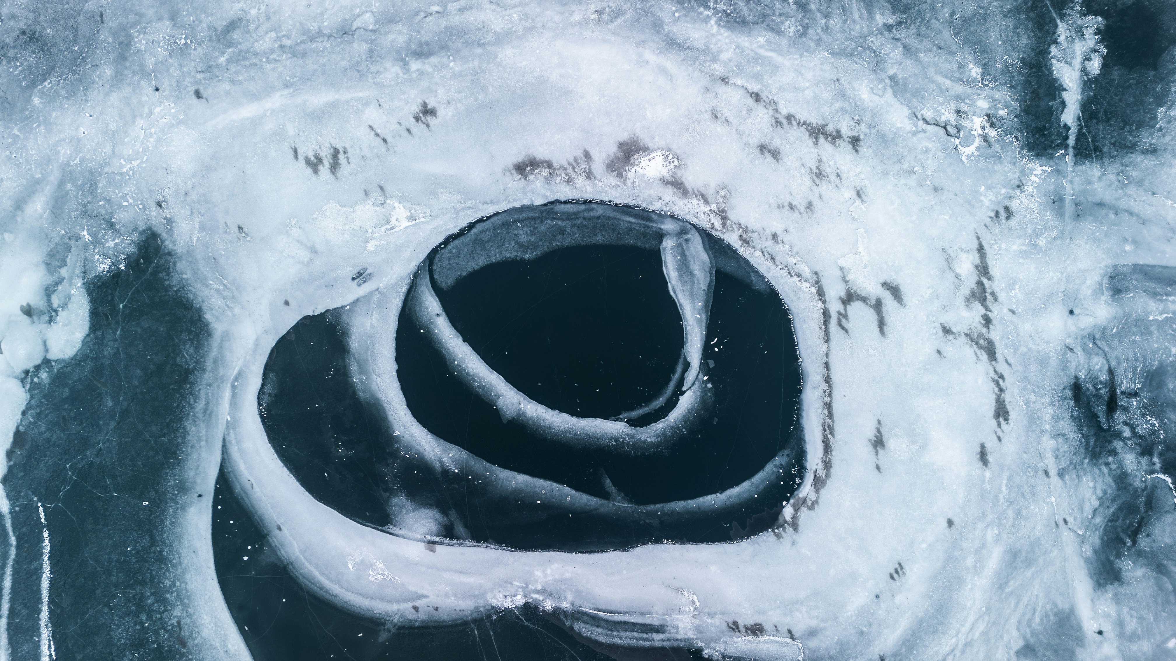 Motif abstrait de tourbillon dans l’eau gelée