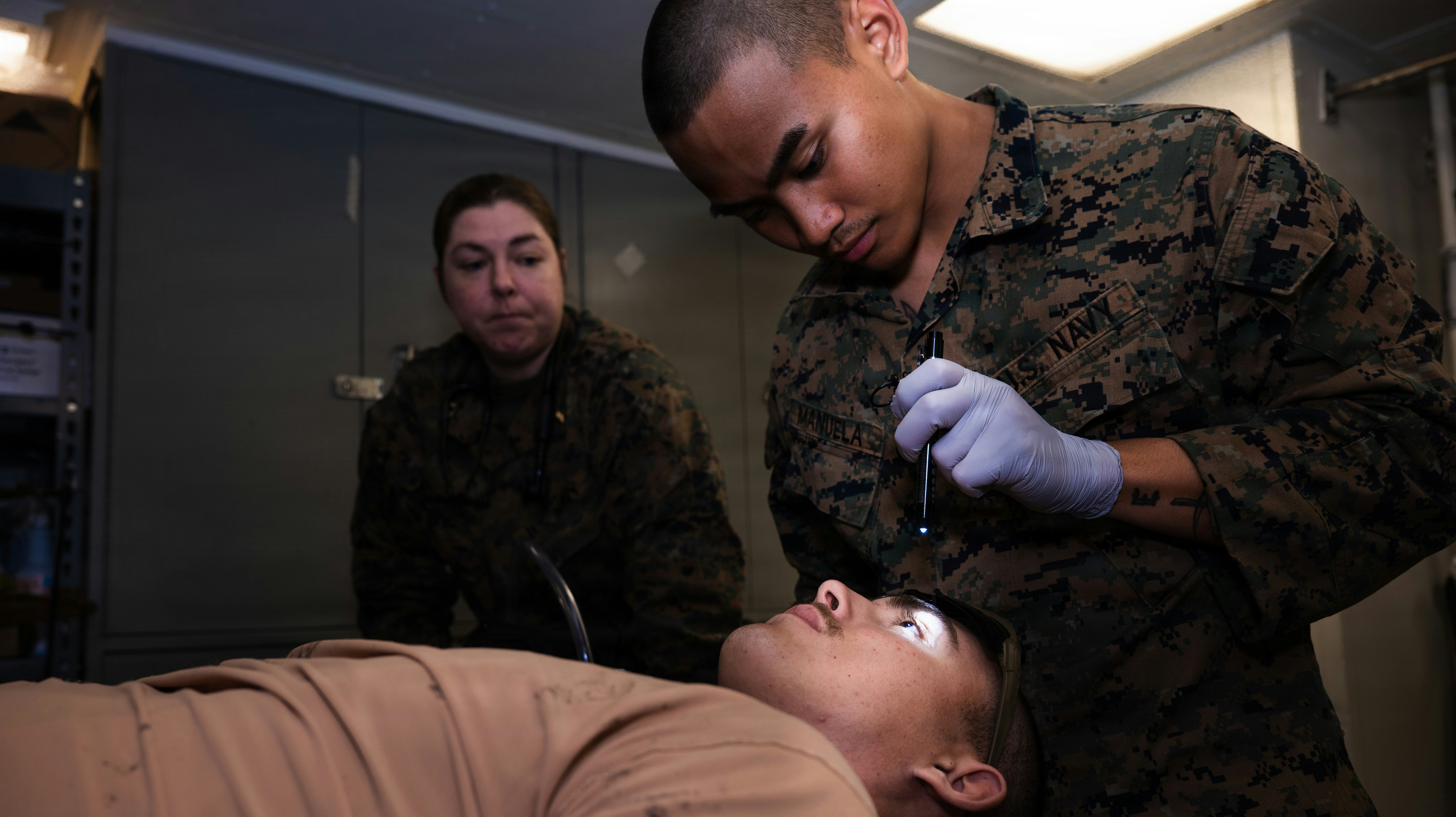 Los marines practican procedimientos médicos en un paciente simulado.