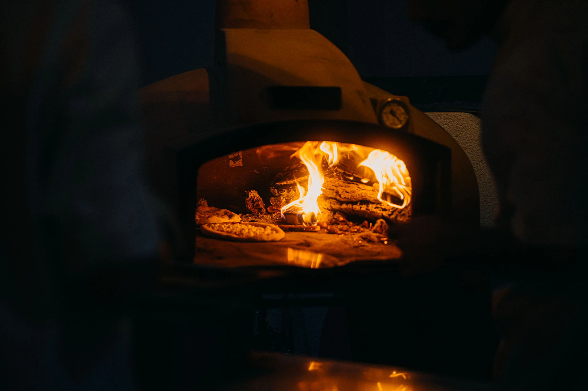 Pizza wypiekana w piecu opalanym drewnem
