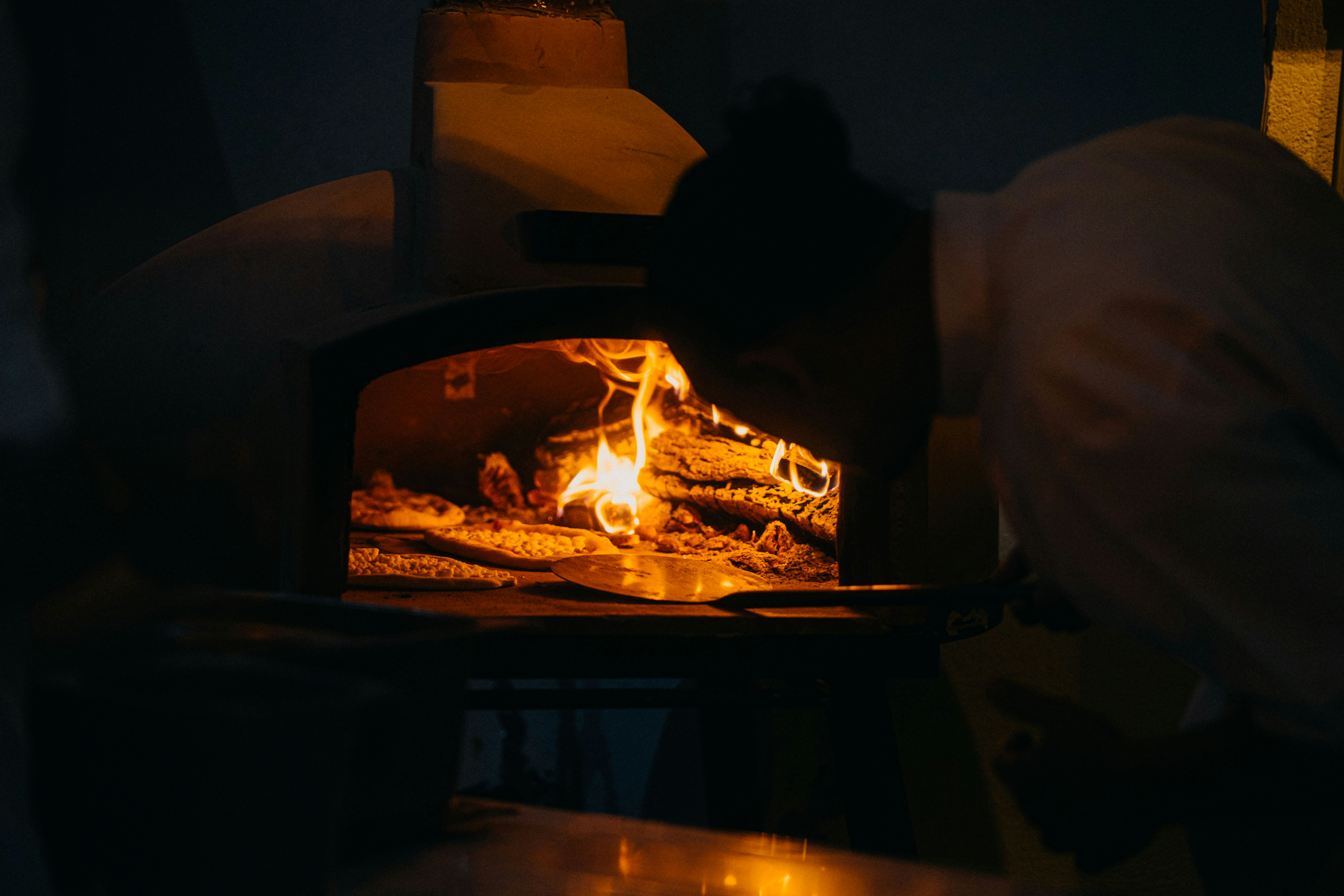 Holzofen mit glühenden Glut und feurigen Holzscheite darin