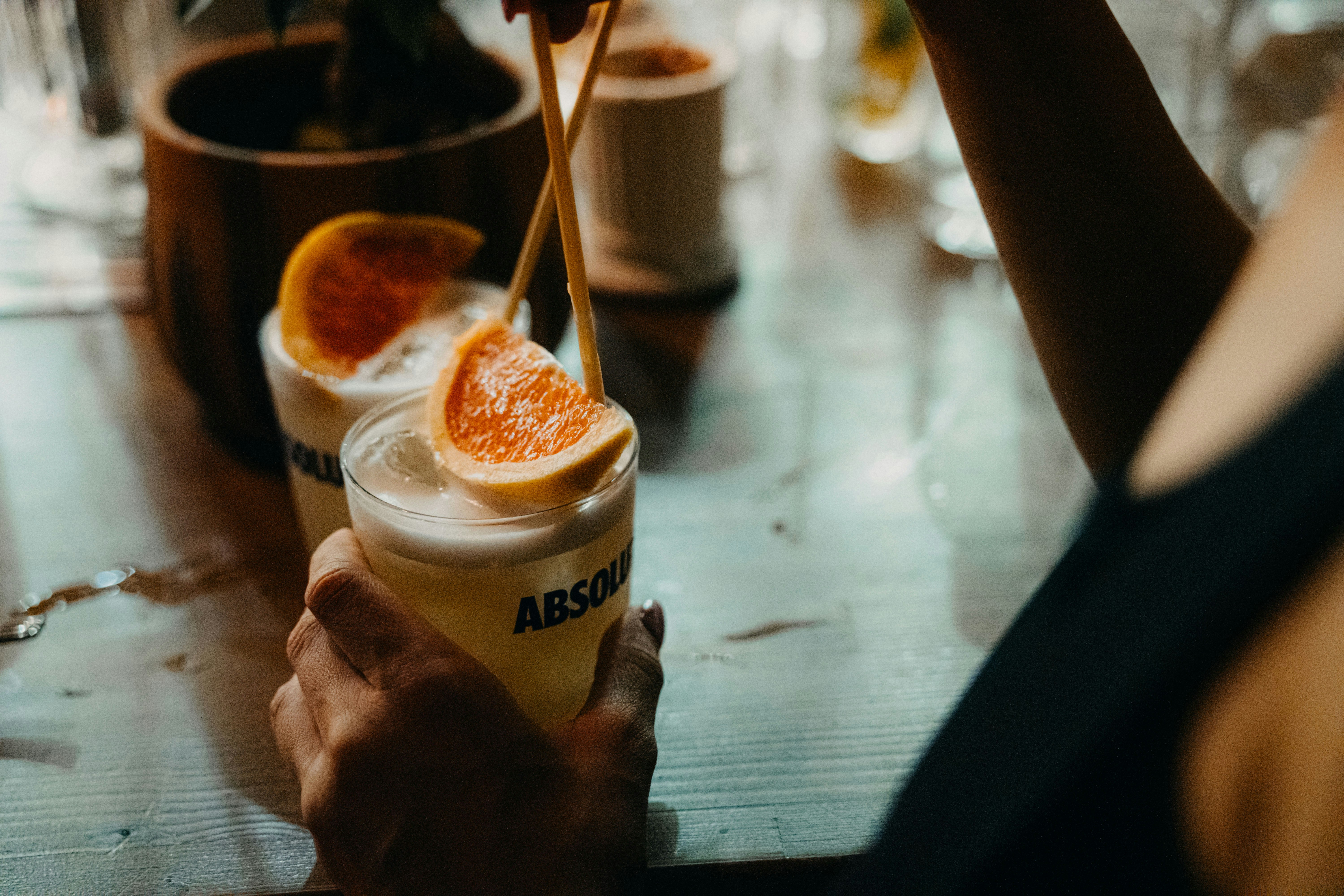 Zwei Cocktails, garniert mit Grapefruitscheiben