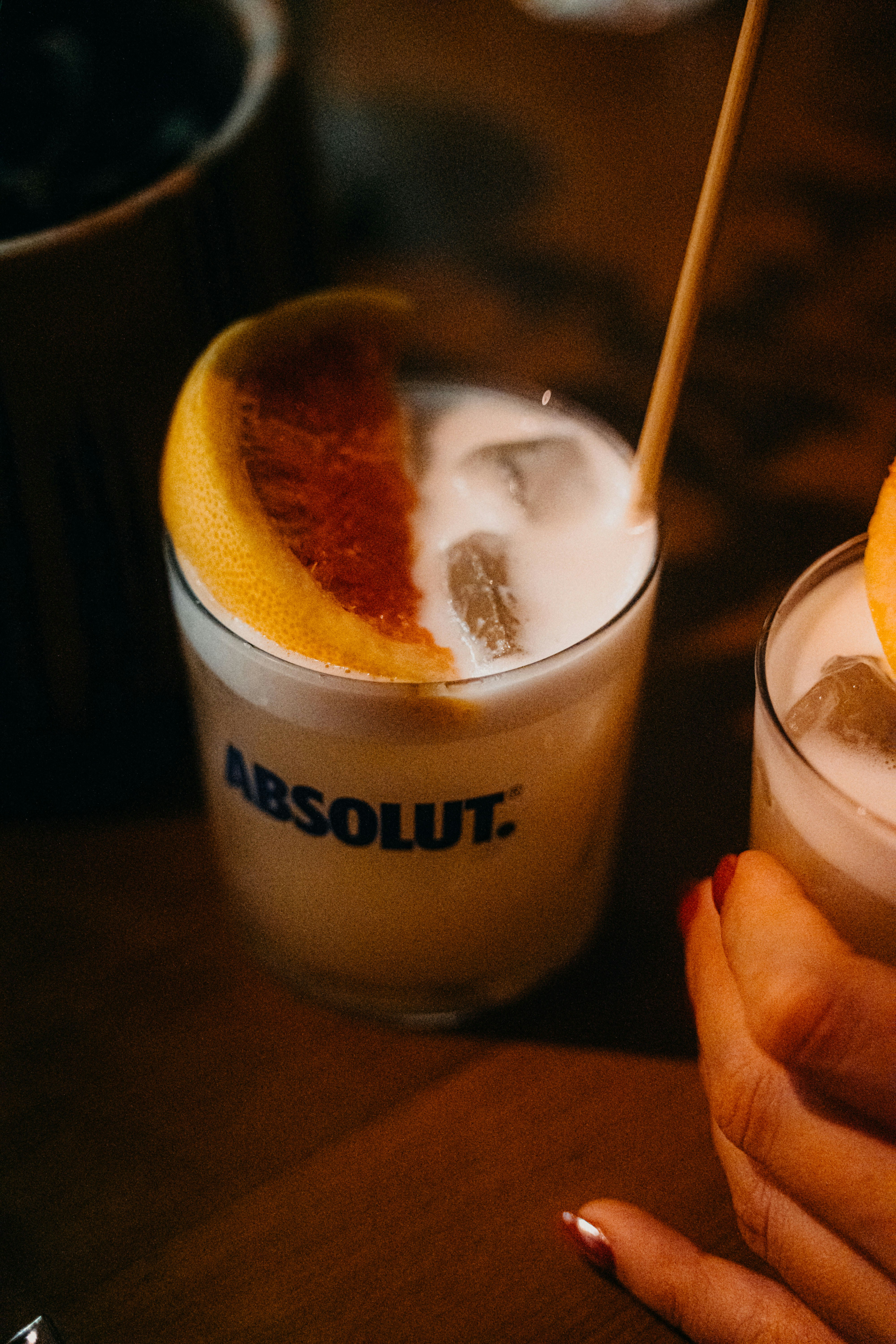 Cocktail mit Grapefruit-Scheibe und Absolut-Logo