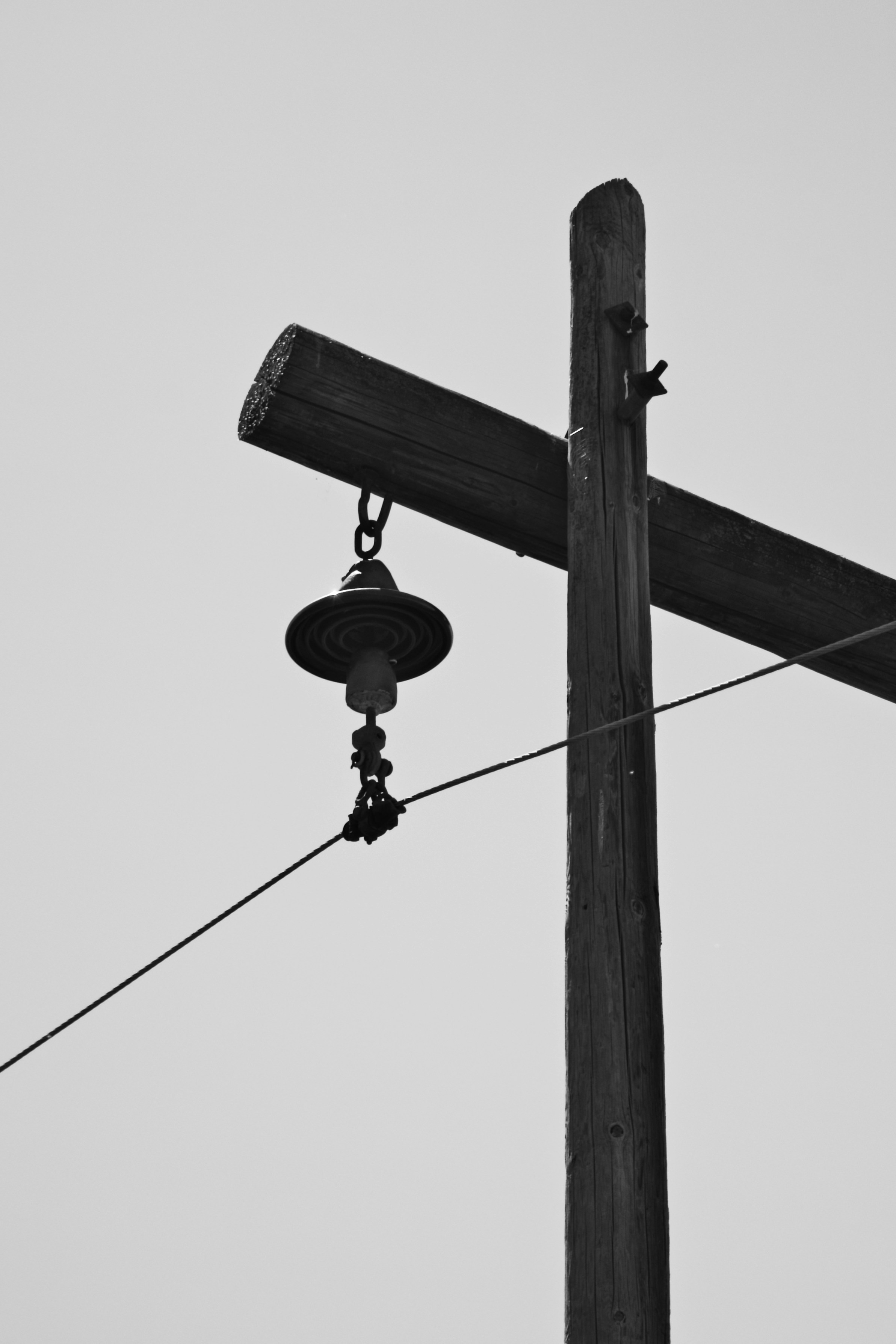 Poste de madera con aislador y alambre