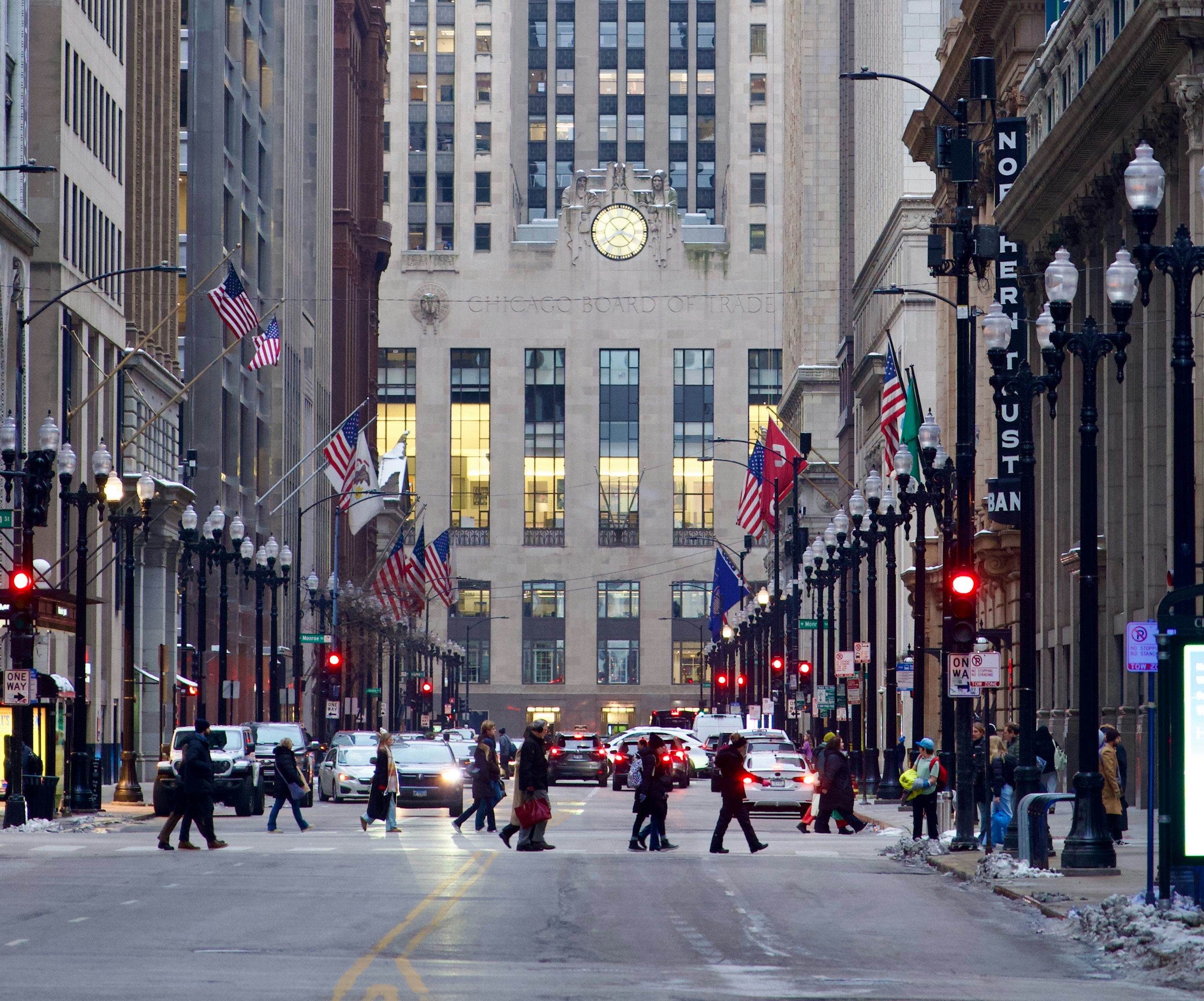 증권사 전광판 앞을 지나는 사람들