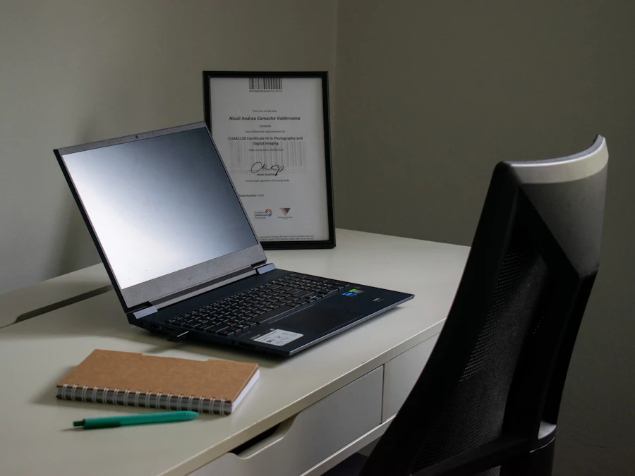 Una computadora y un cuaderno sobre un escritorio