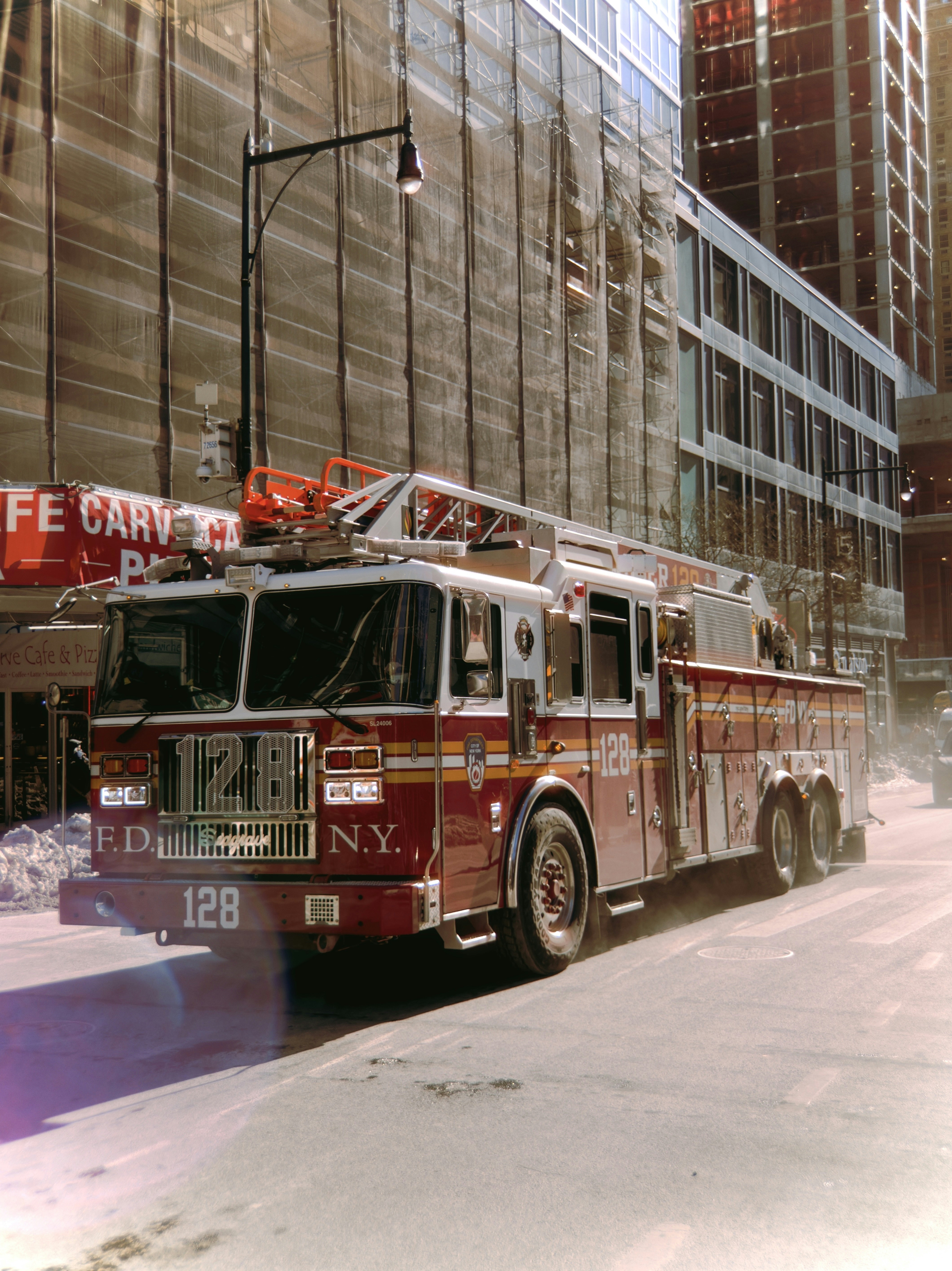 눈 덮인 도시 거리에서 소방차