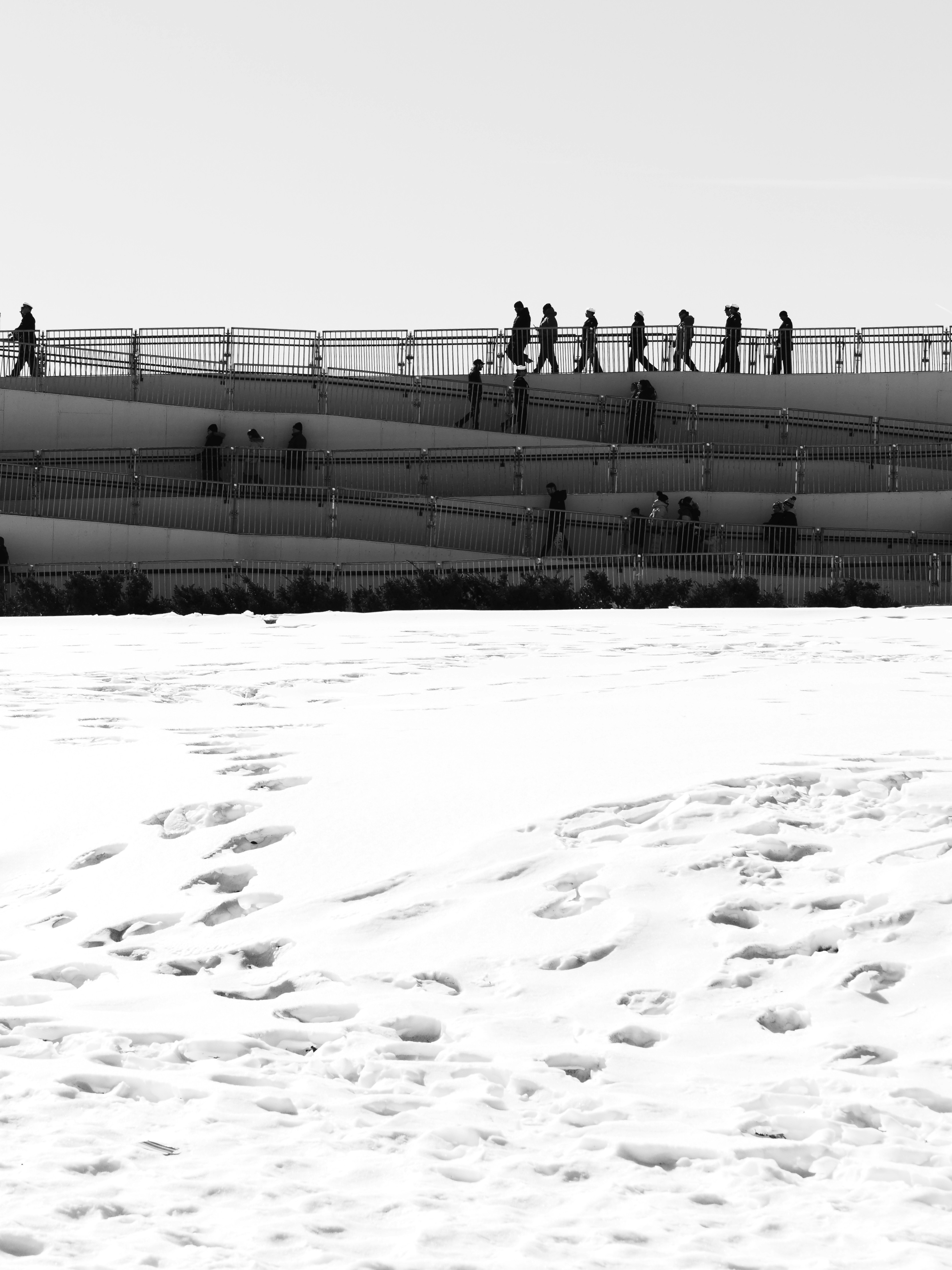 해변 위 산책로를 걷는 사람들.