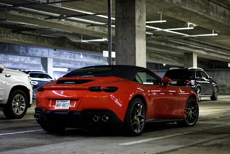 Coche deportivo descapotable rojo aparcado en un garaje