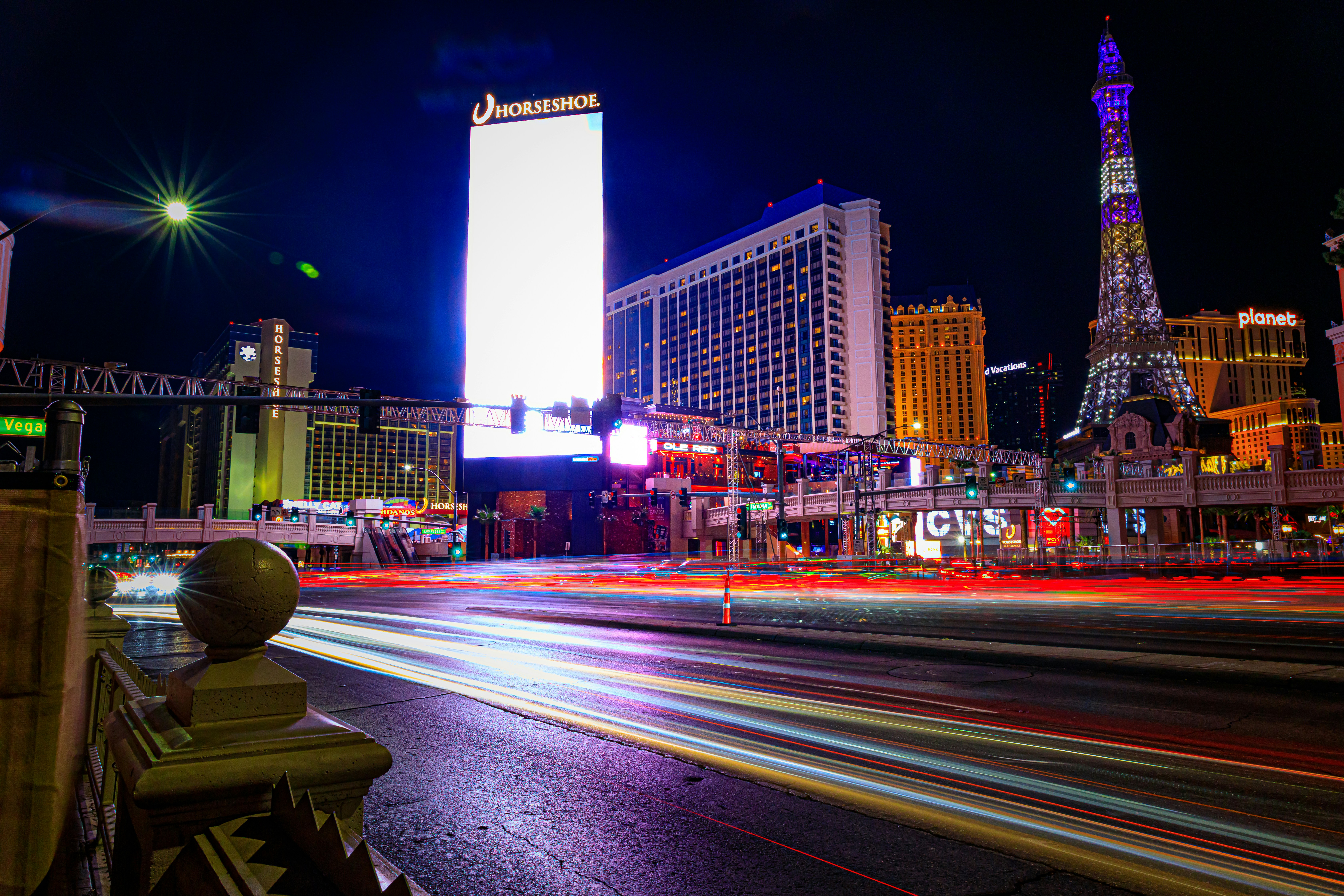 Paesaggio urbano vivace con scie di luce notturna
