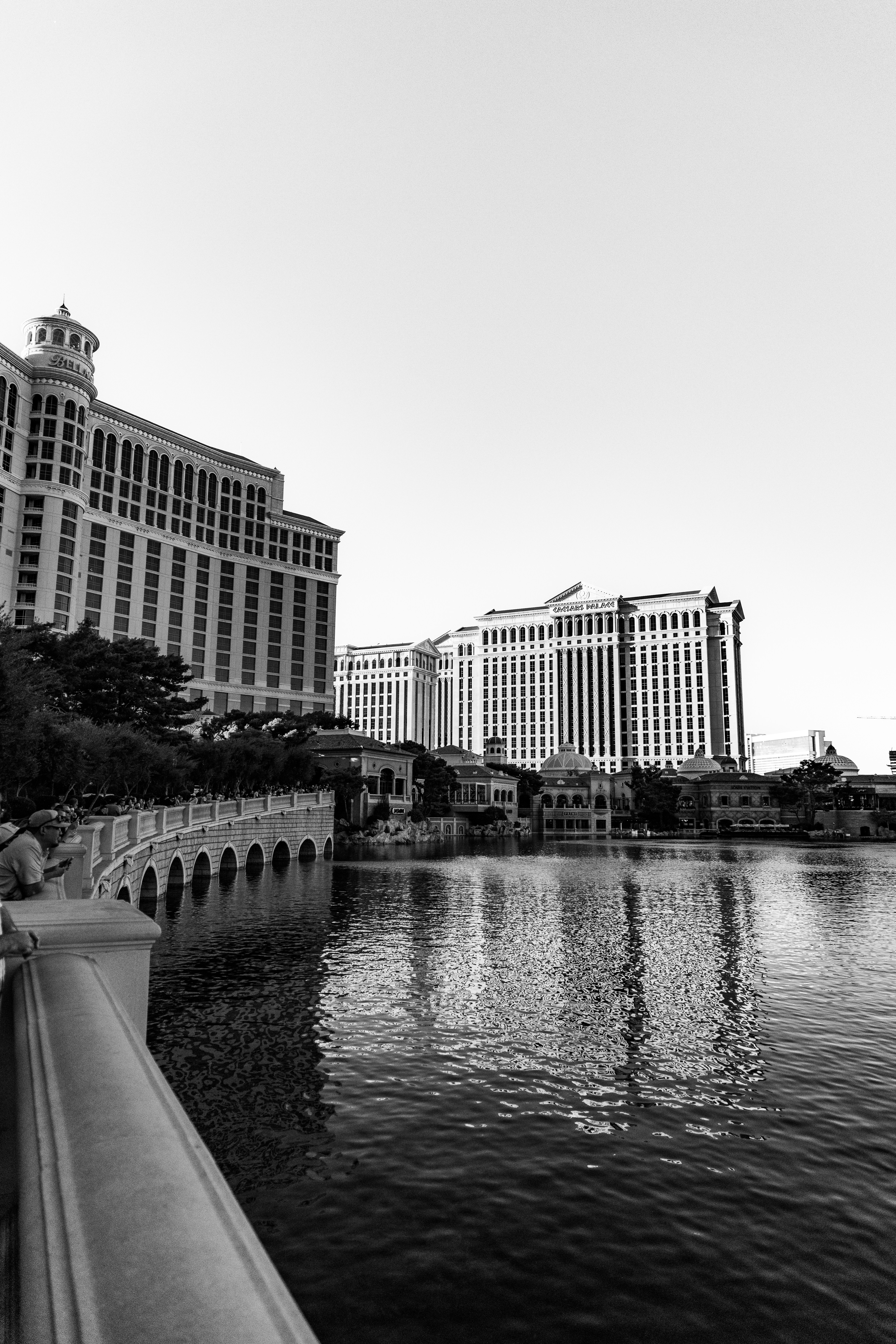 Grandi hotel riflessi in un specchio d'acqua calmo.