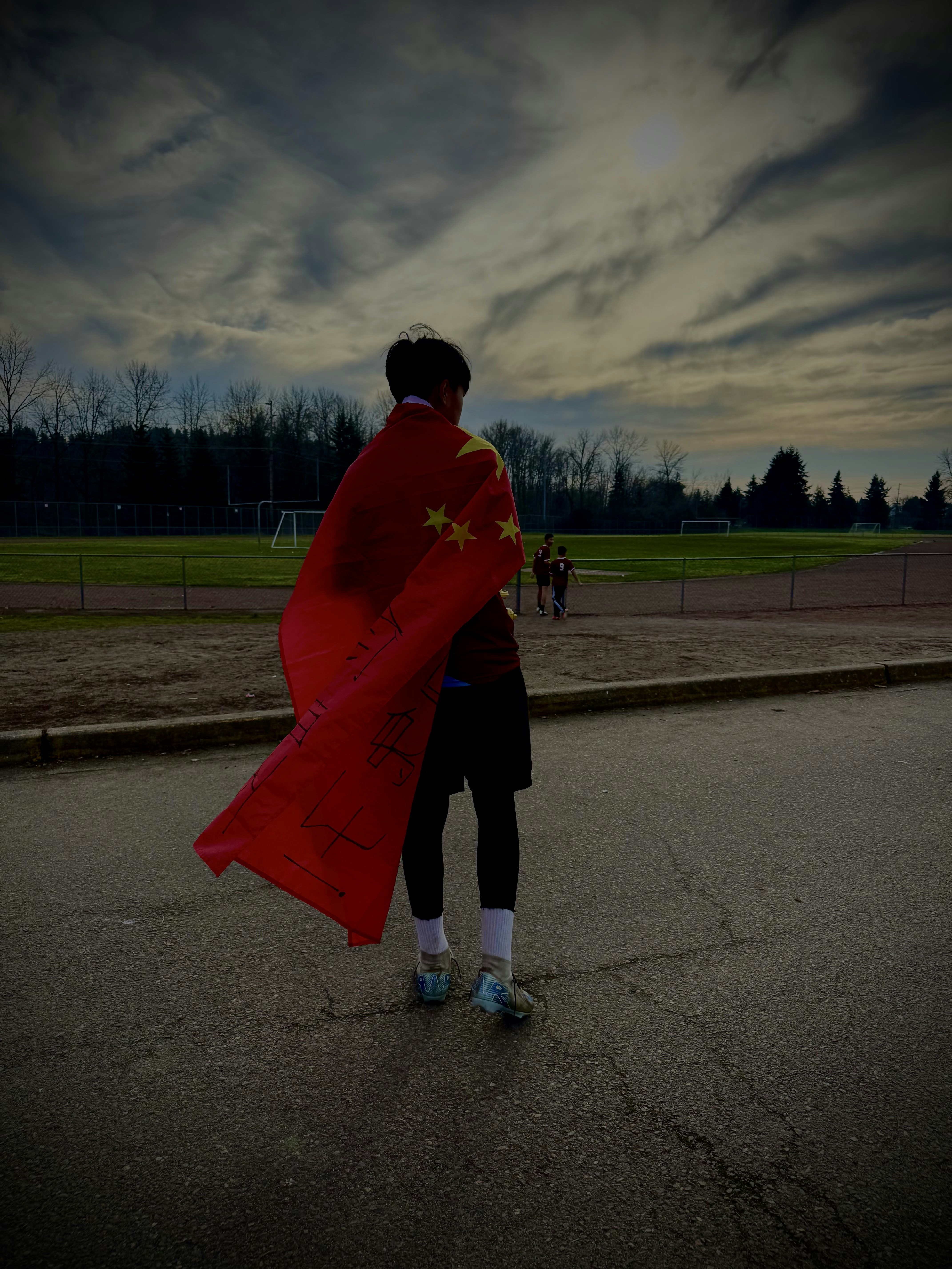 Man wearing a chinese flag on a track