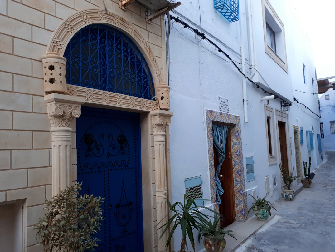Traditional whitewashed and blue-accented Tunisian architecture