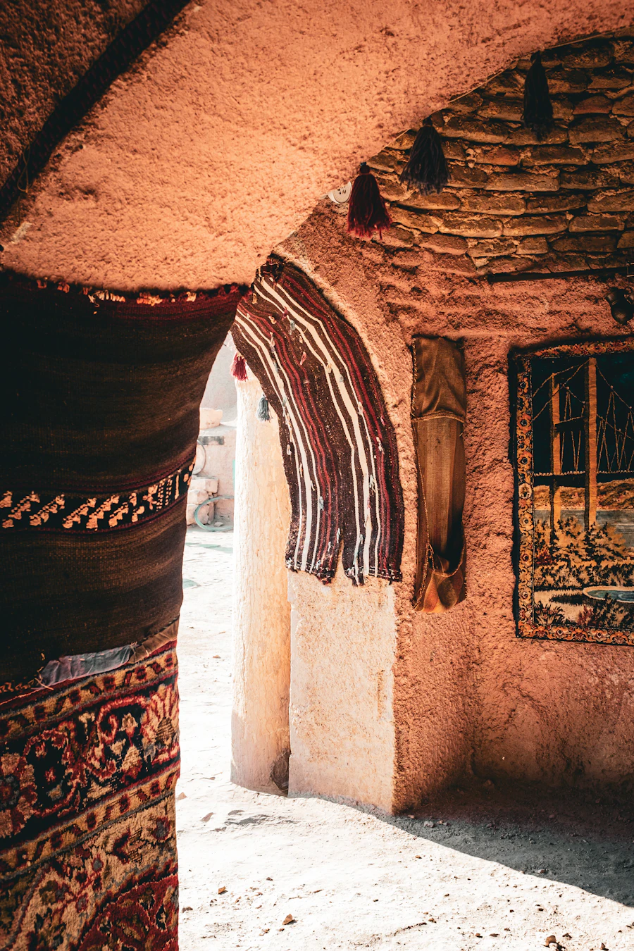 Arche traditionnelle marocaine encadrant des textiles colorés