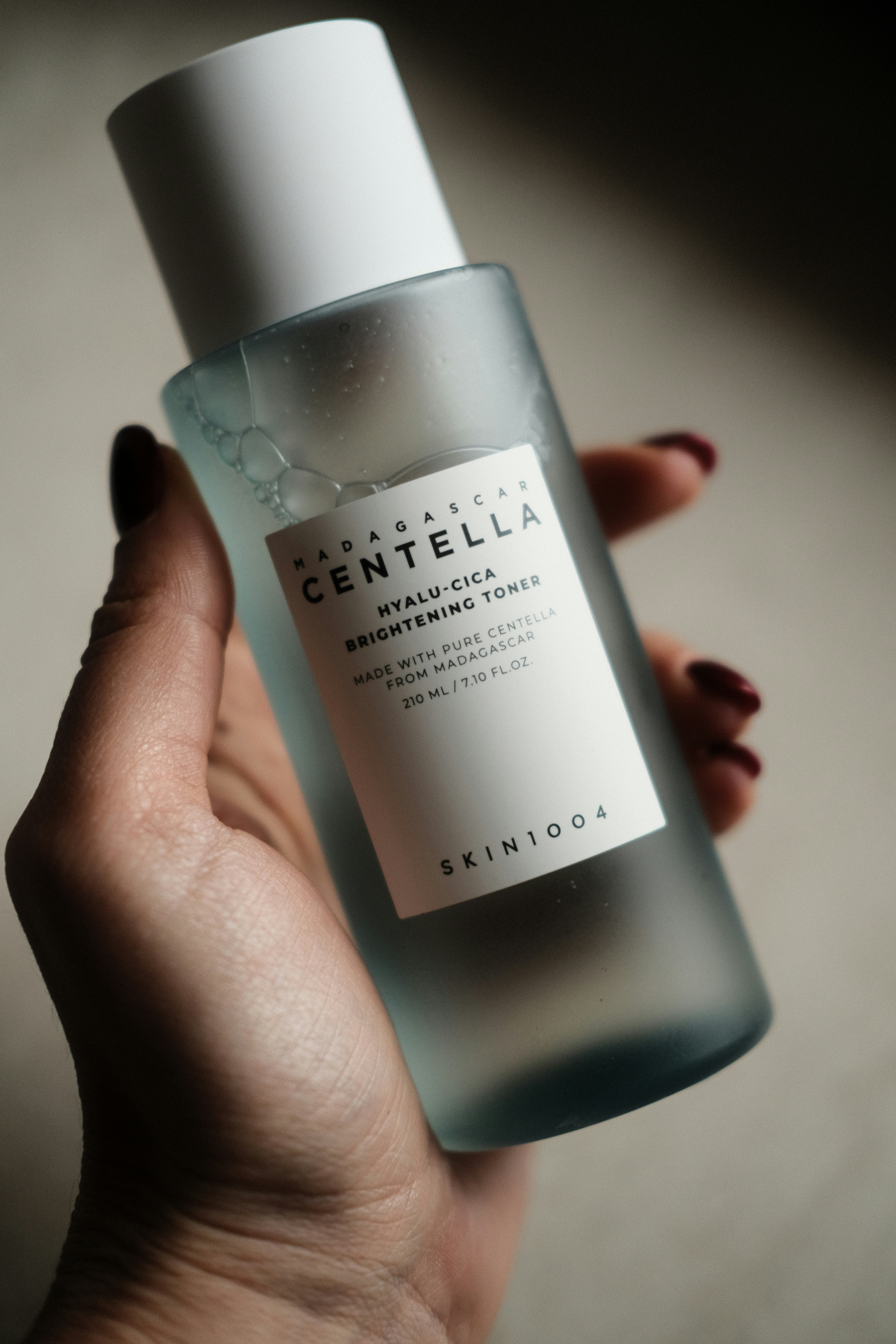 溫和保養品瓶身特寫