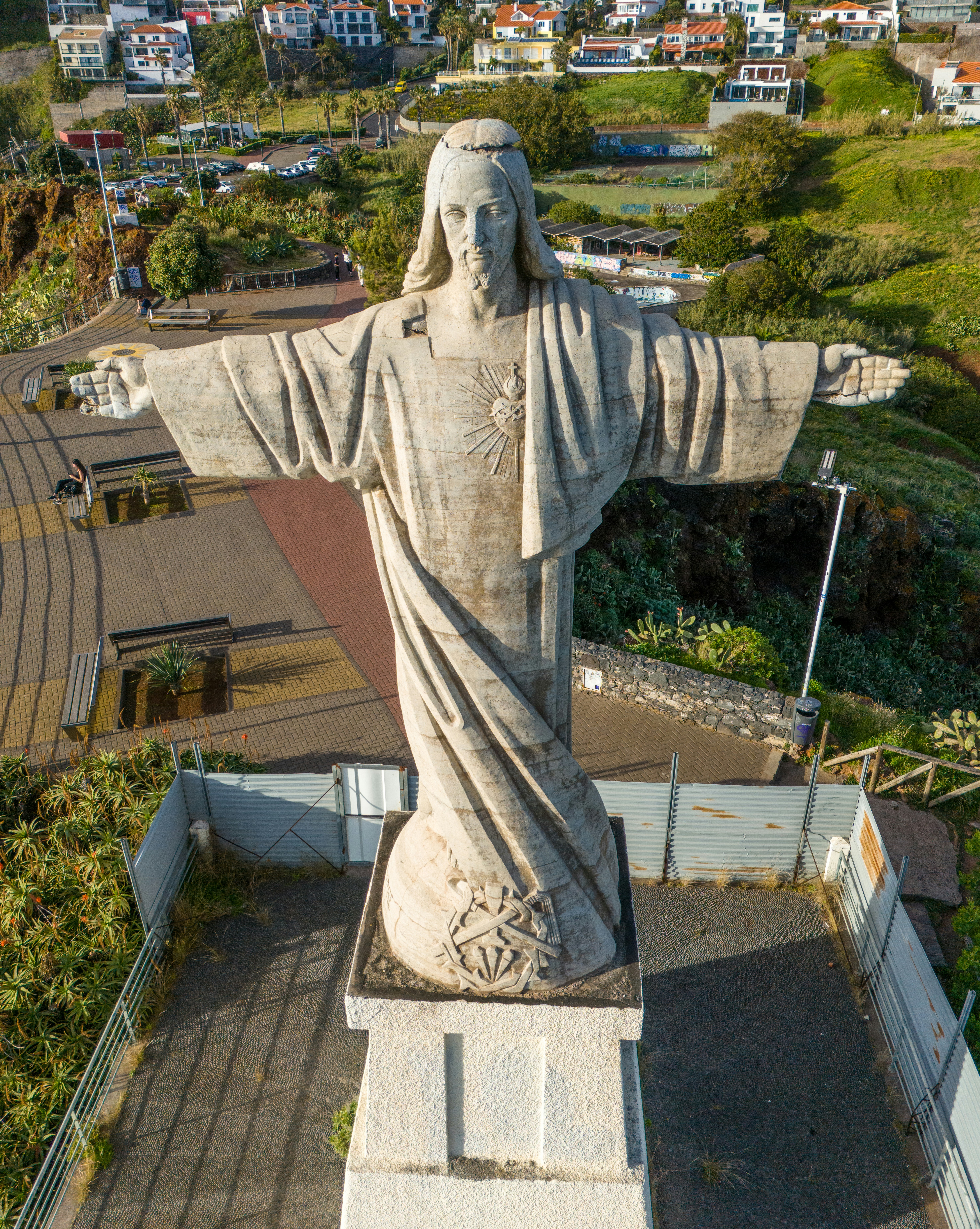 海辺の町を見下ろす贖い主キリスト像