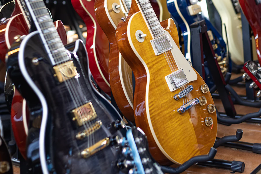 Fileira de guitarras elétricas em exibição em uma loja de instrumentos musicais
