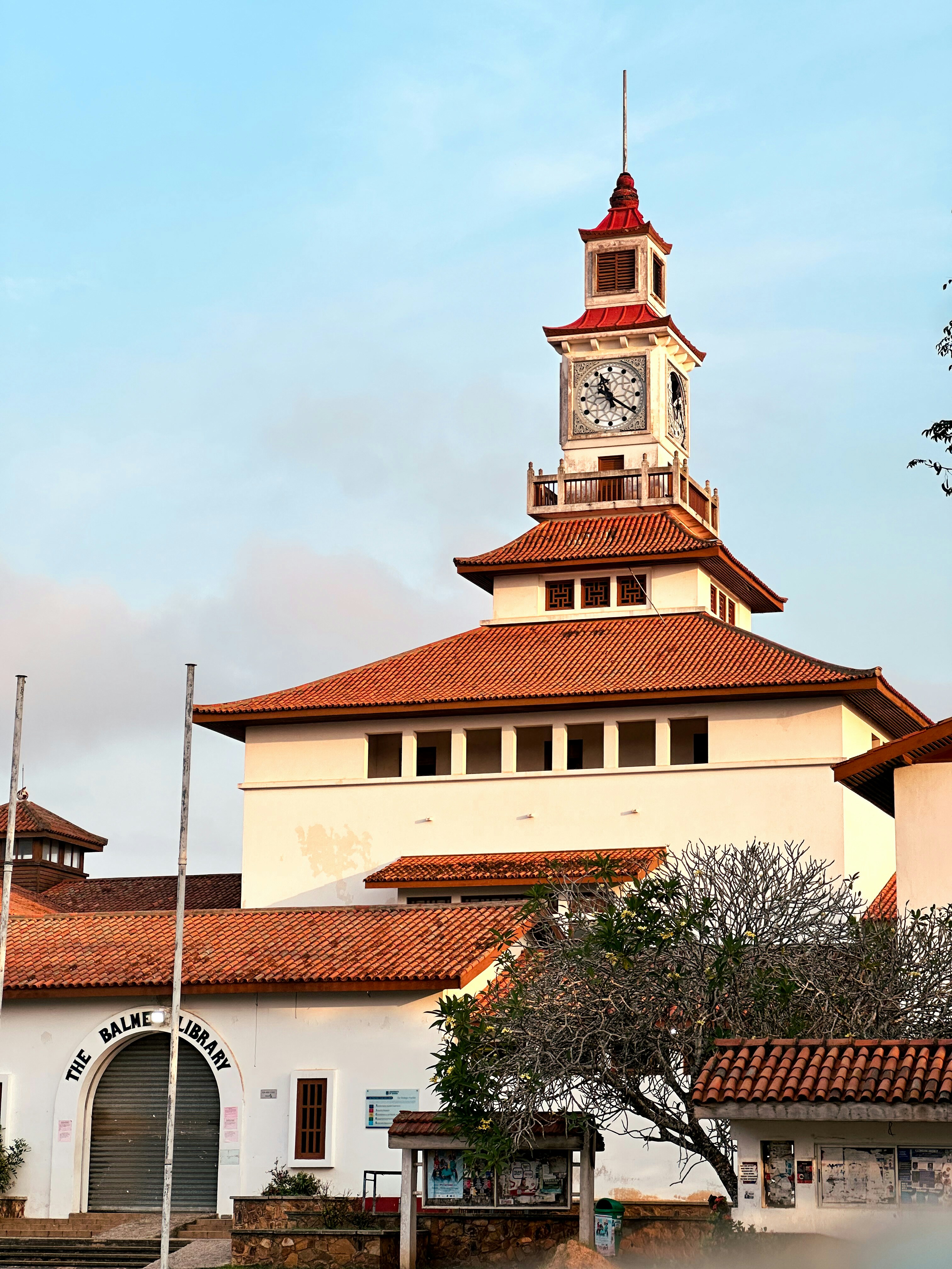Bâtiment historique de la bibliothèque avec une tour d’horloge proéminente.