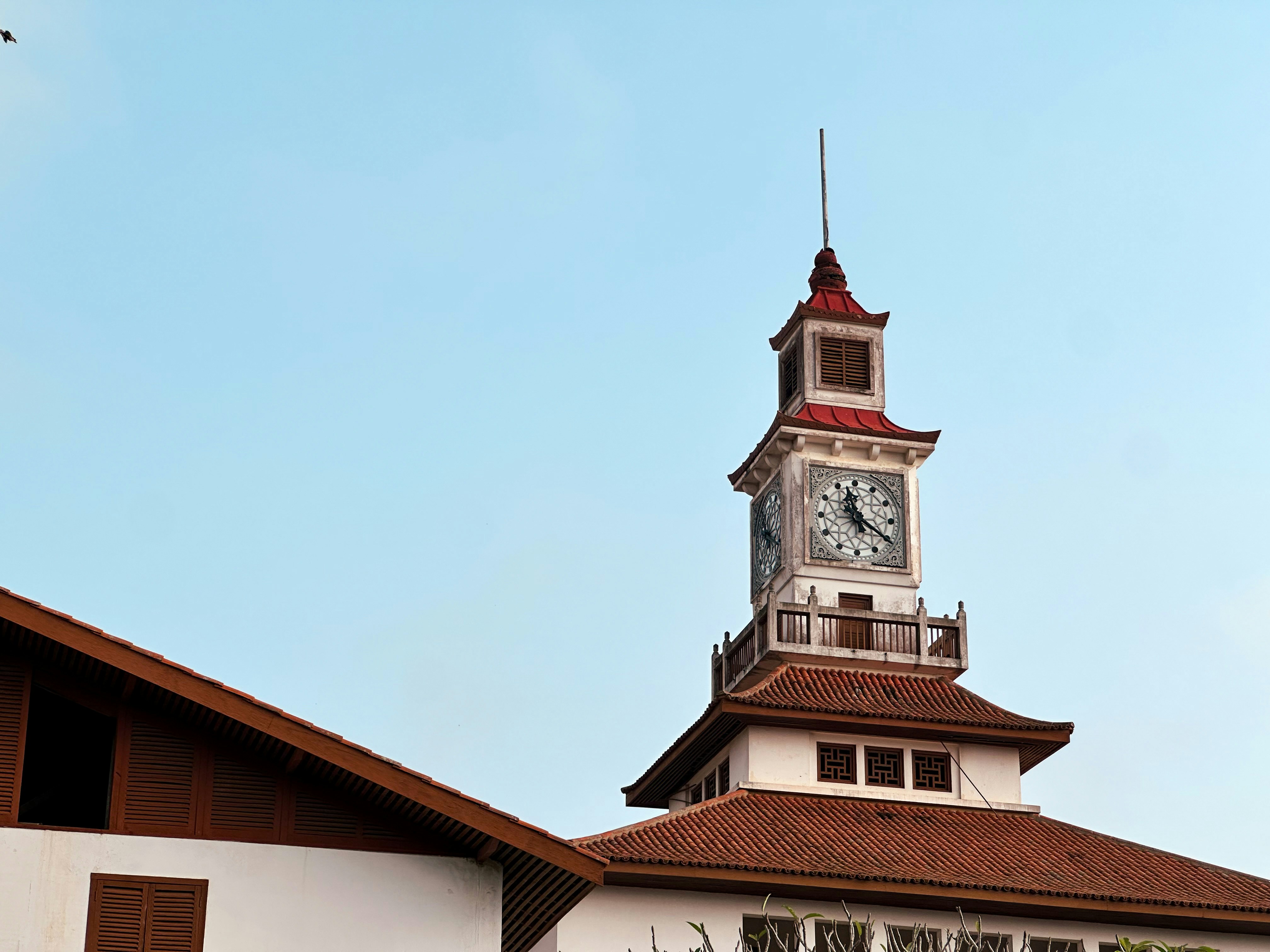Tour d’horloge sur un bâtiment devant un ciel dégagé