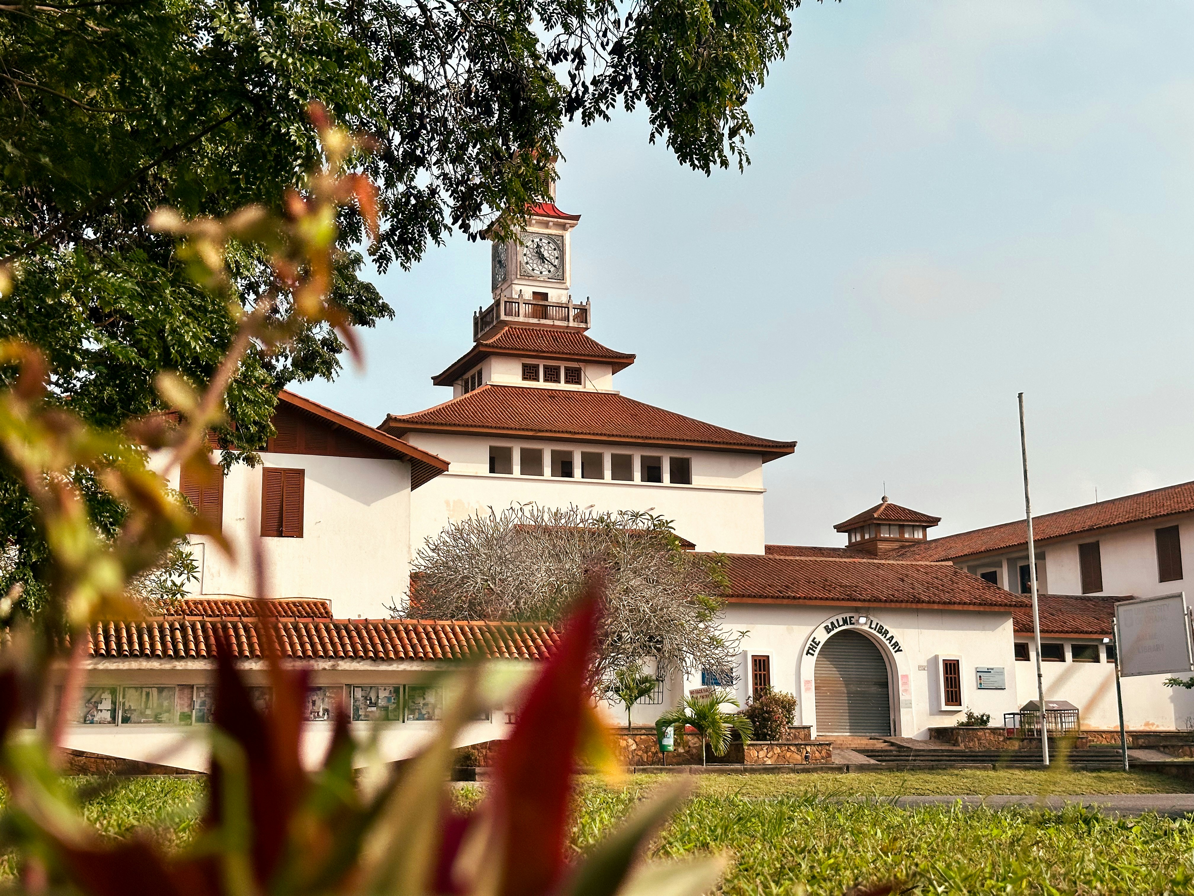 Bâtiment historique avec une tour d’horloge et un toit rouge.