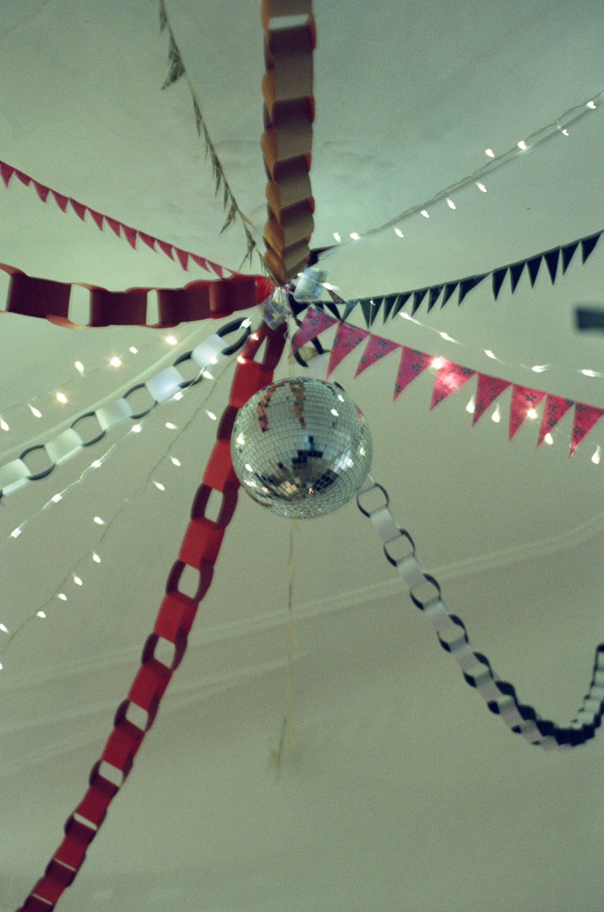 ディスコボールと天井から吊るされた祝祭の飾り