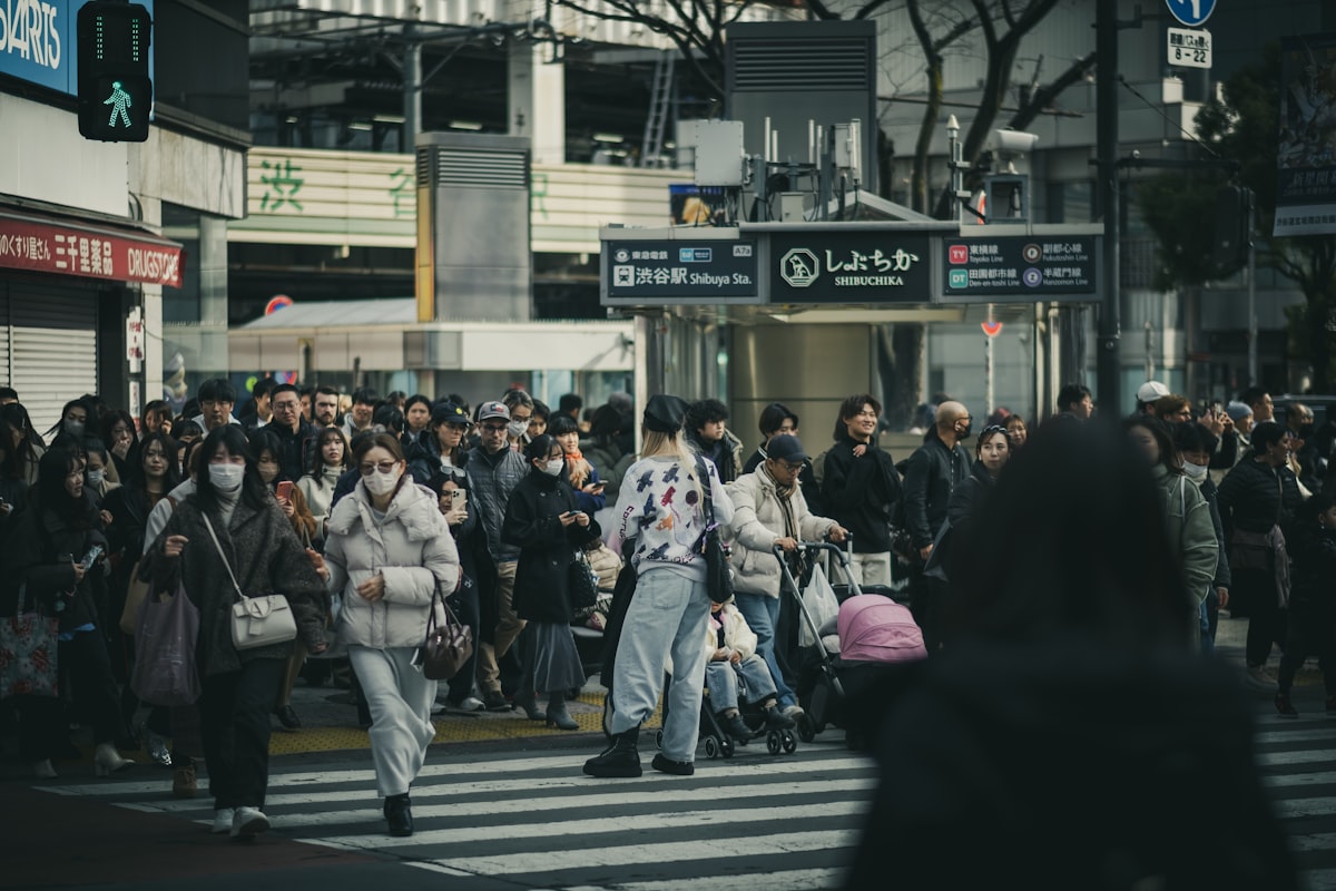 日本商業區早晨，上班族魚貫進入辦公大樓的場景