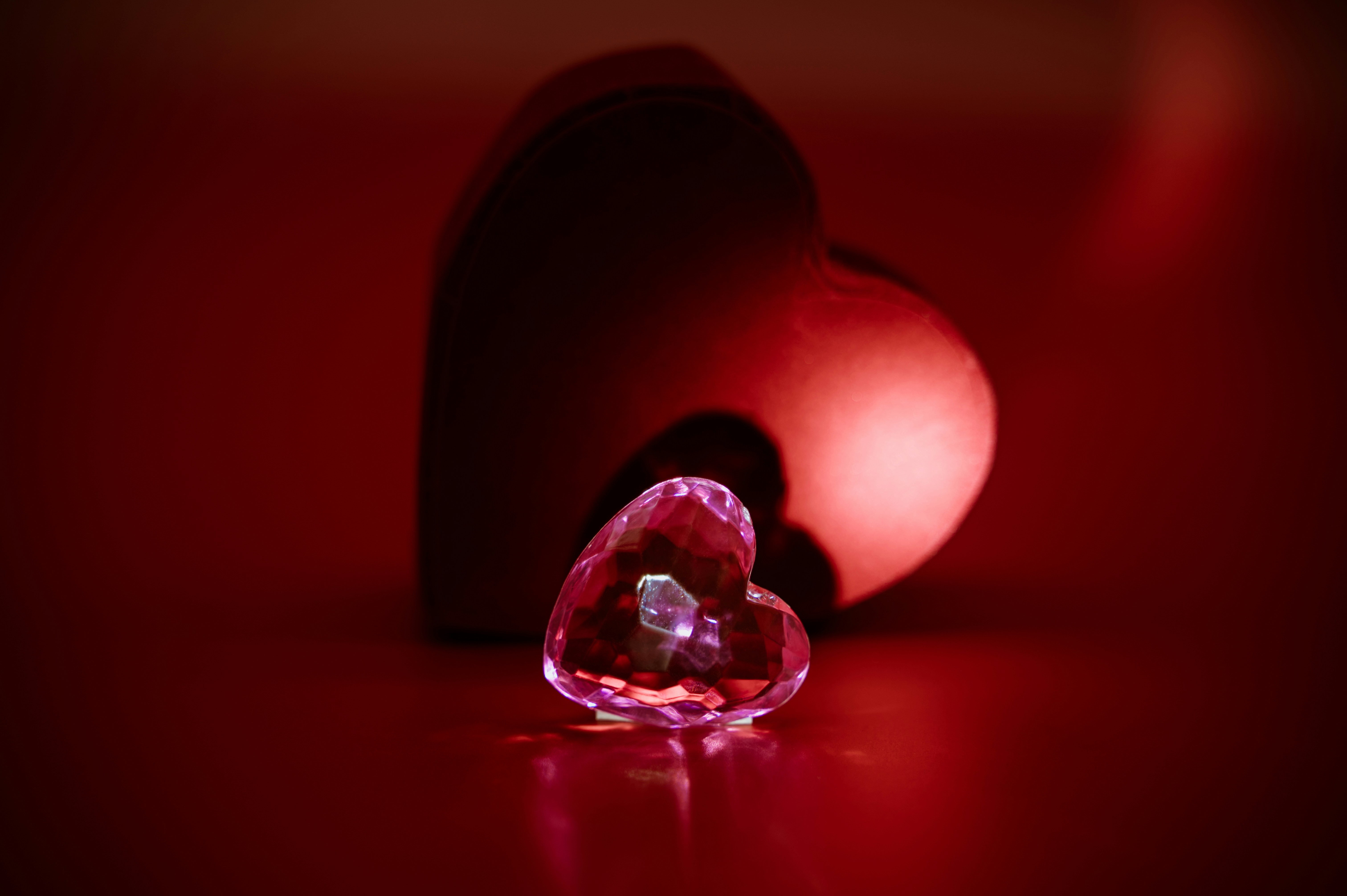 Un piccolo cuore di cristallo davanti a un grande cuore.