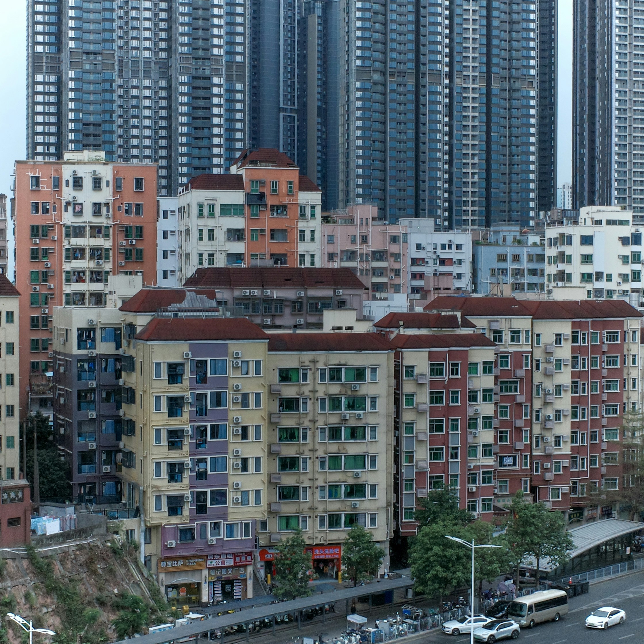 Des immeubles d’appartements colorés dans un paysage urbain dense.