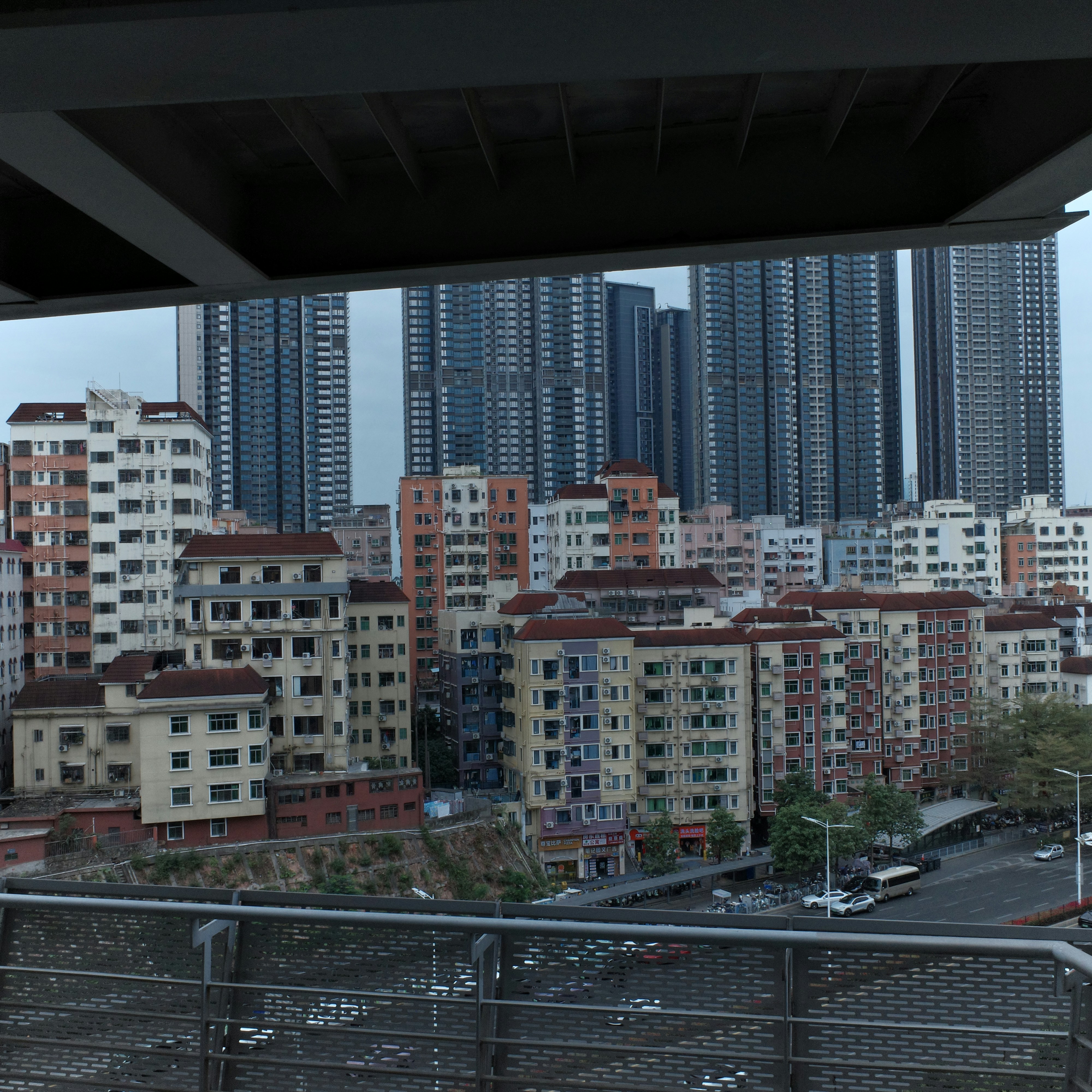 Immeubles d’appartements avec de hauts gratte-ciel en arrière-plan