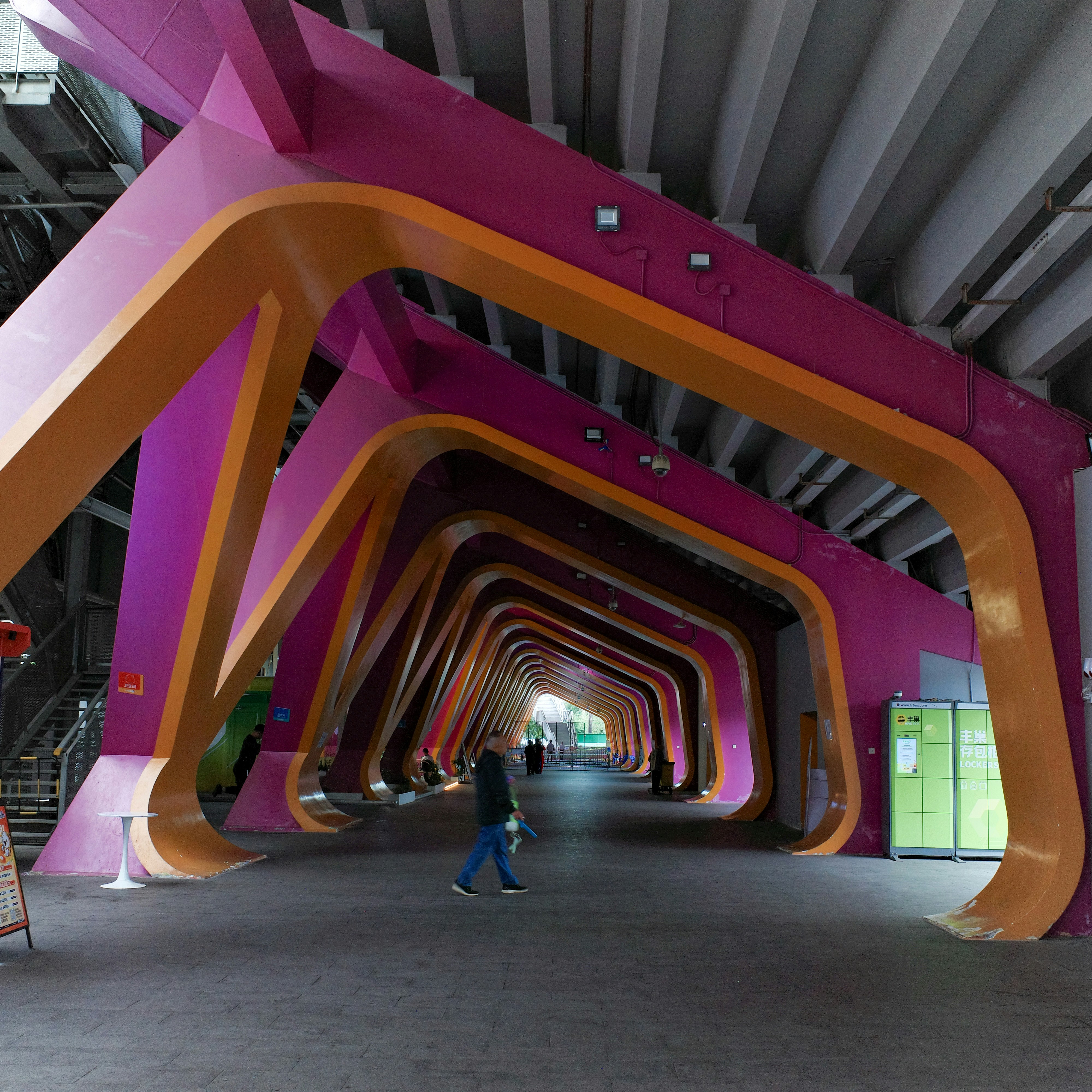 Tunnel architectural moderne coloré avec un piéton
