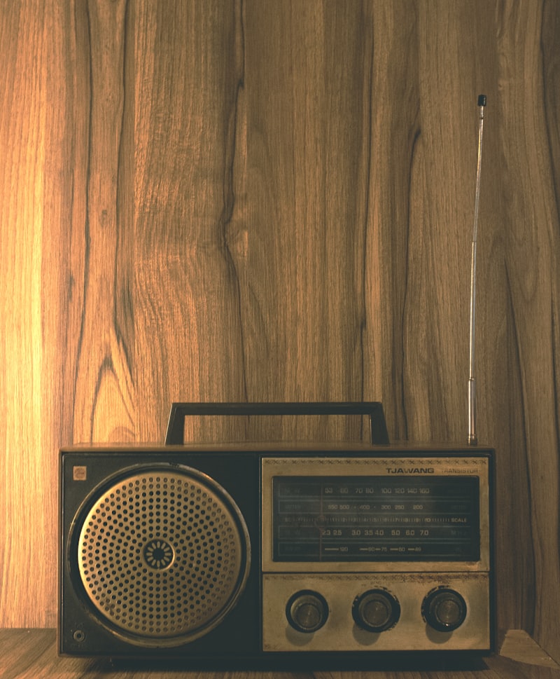 Vintage-Radio auf Holzfläche