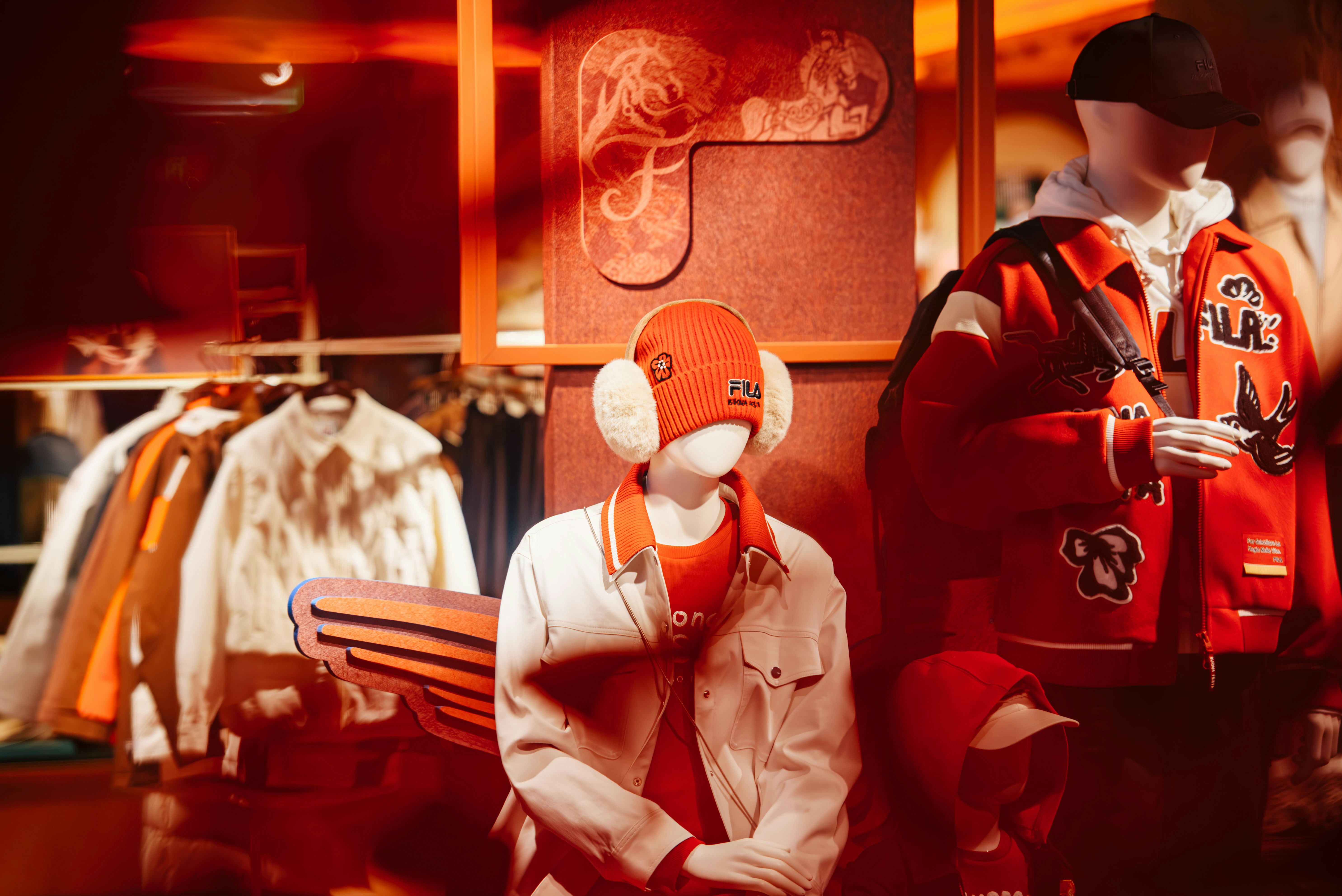 Des mannequins exposent des vêtements d’hiver décontractés dans un magasin.