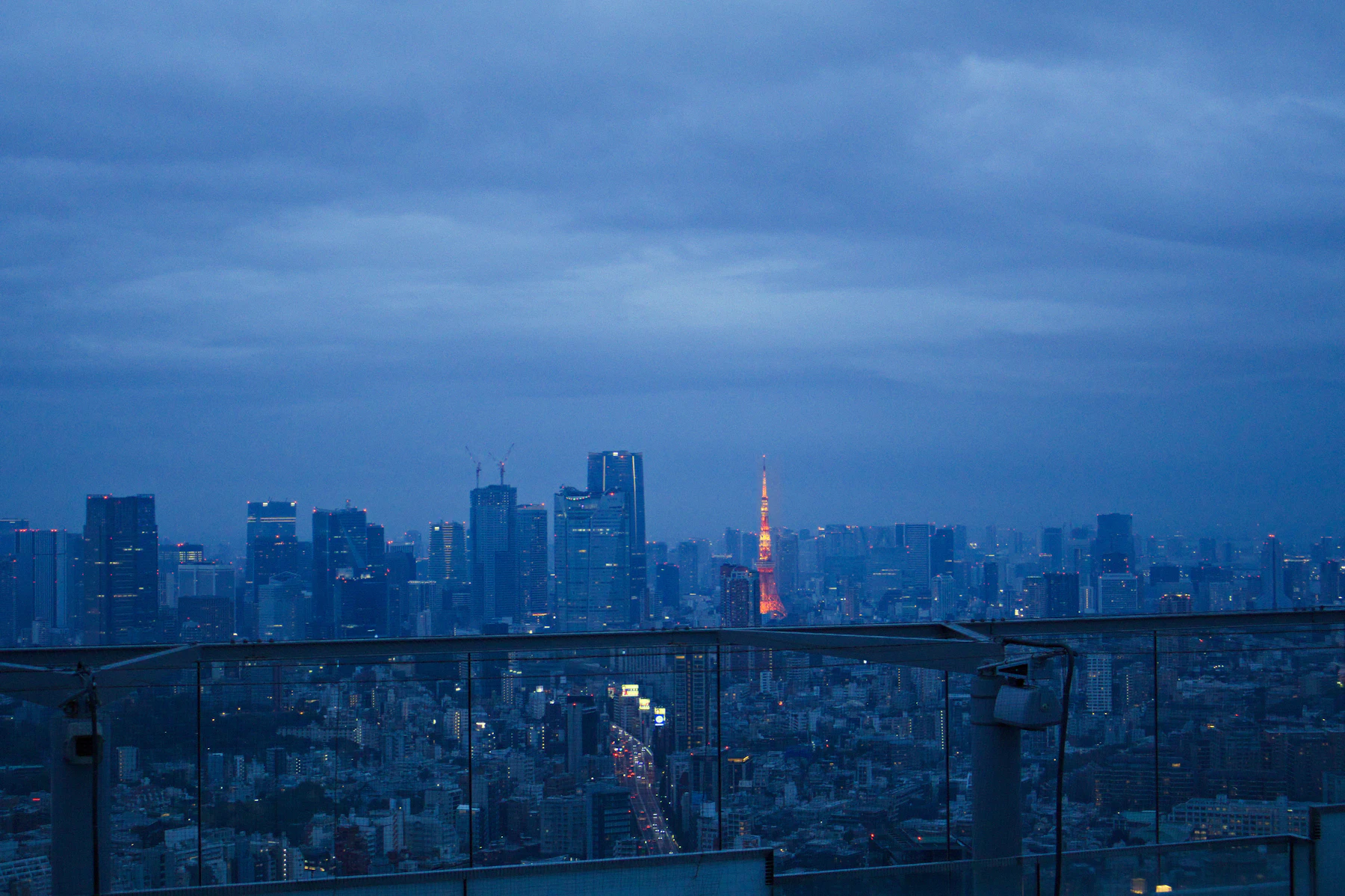 夕暮れの東京のビル群