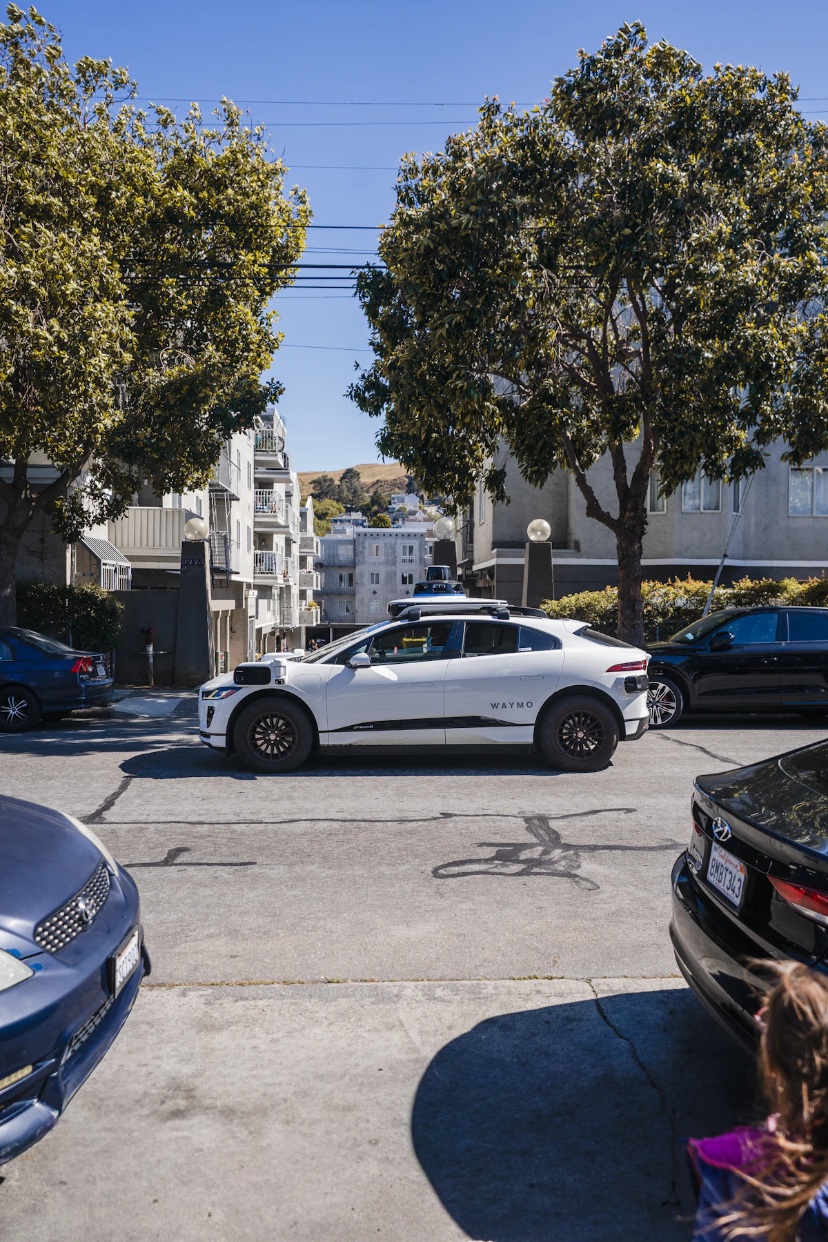 Veículo autónomo com sensores numa rua de São Francisco.
