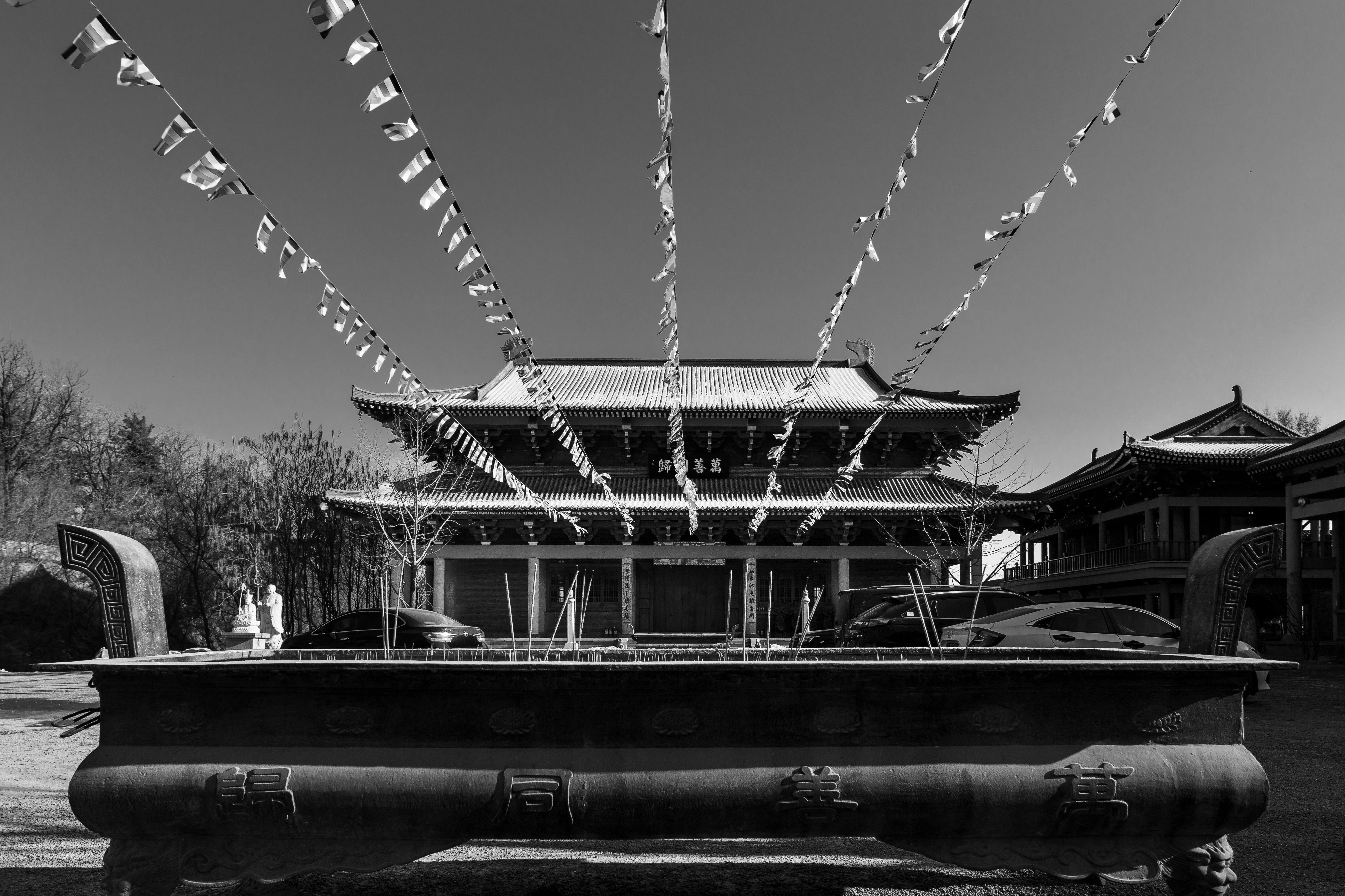 Incienso se pega en un gran fogón frente a un templo