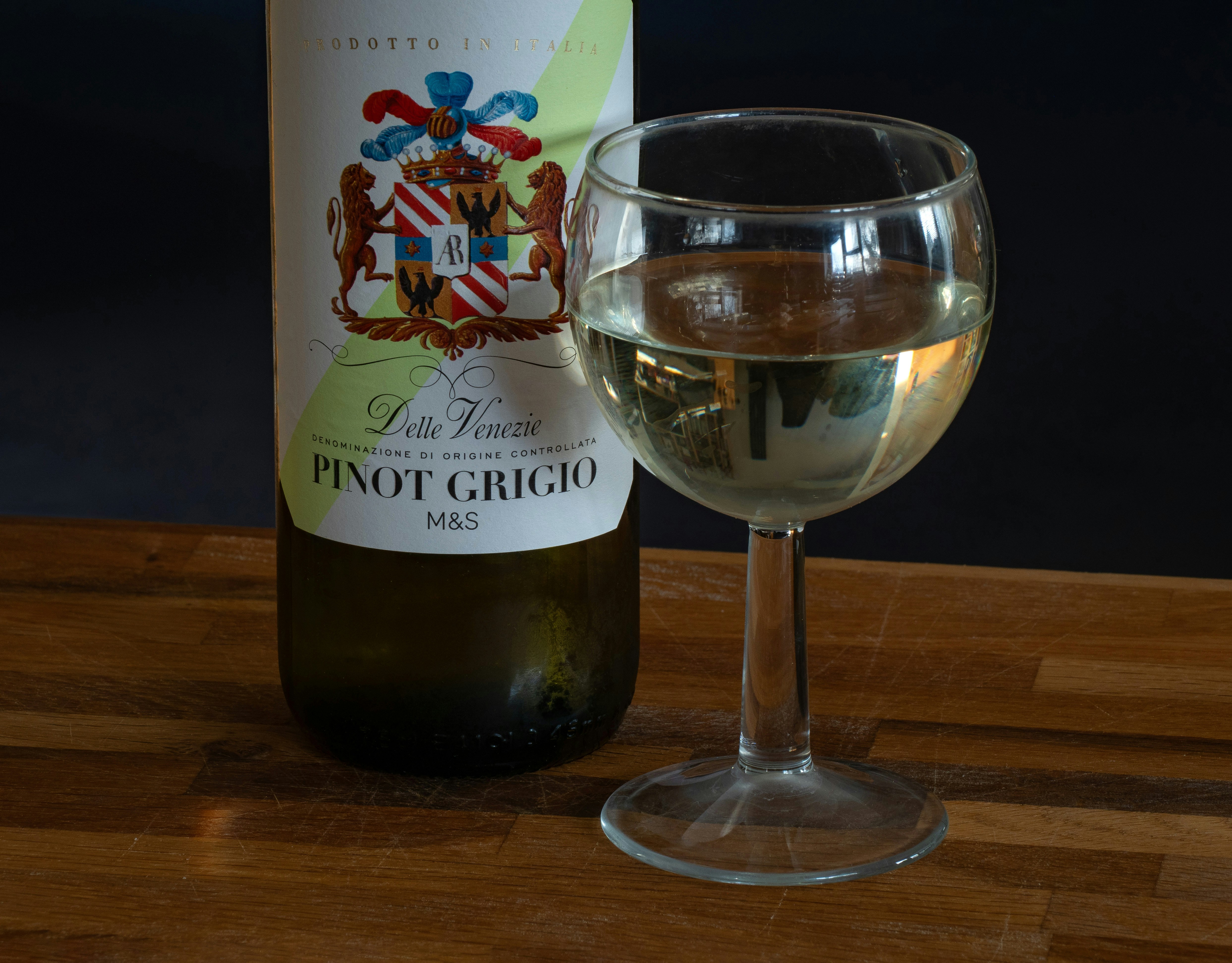 wine, white wine, alcohol, product shot, blurred background, bokeh, reflections, wine glass, white wine, pinot grigio, delle venezie, italy, italian,