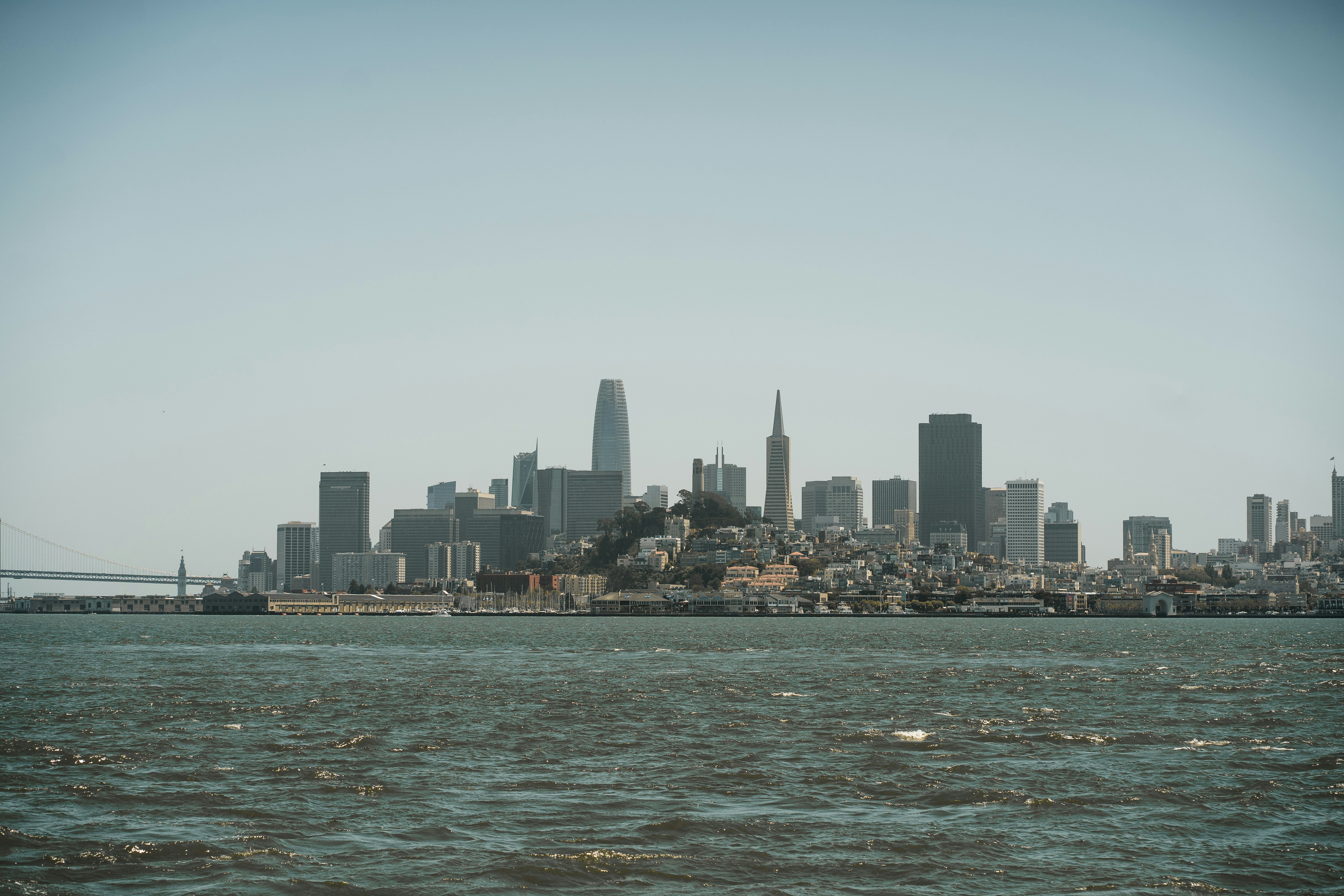 Lo skyline di San Francisco dall'altra parte della baia in una giornata limpida