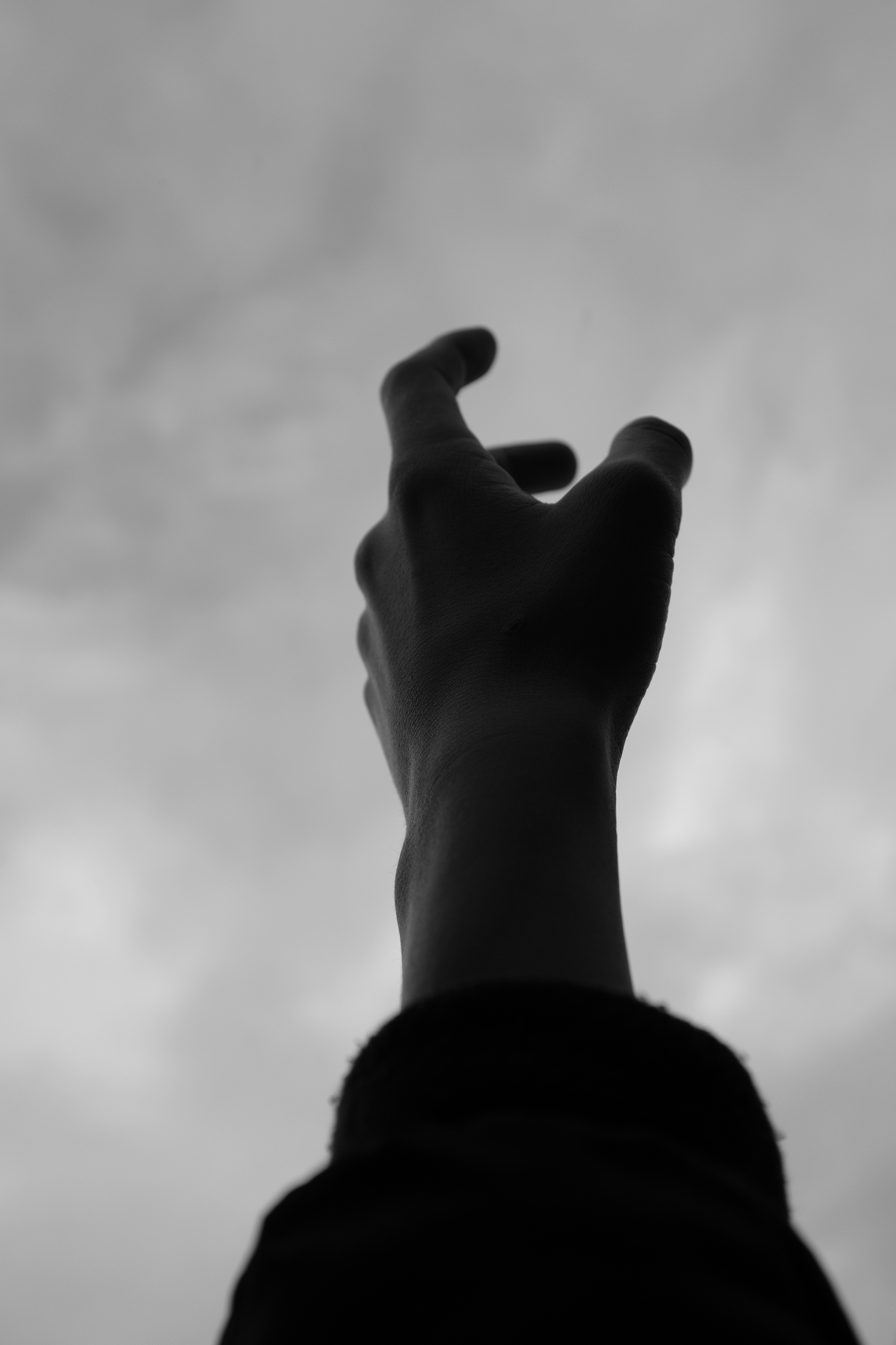 Une main se leva vers un ciel nuageux