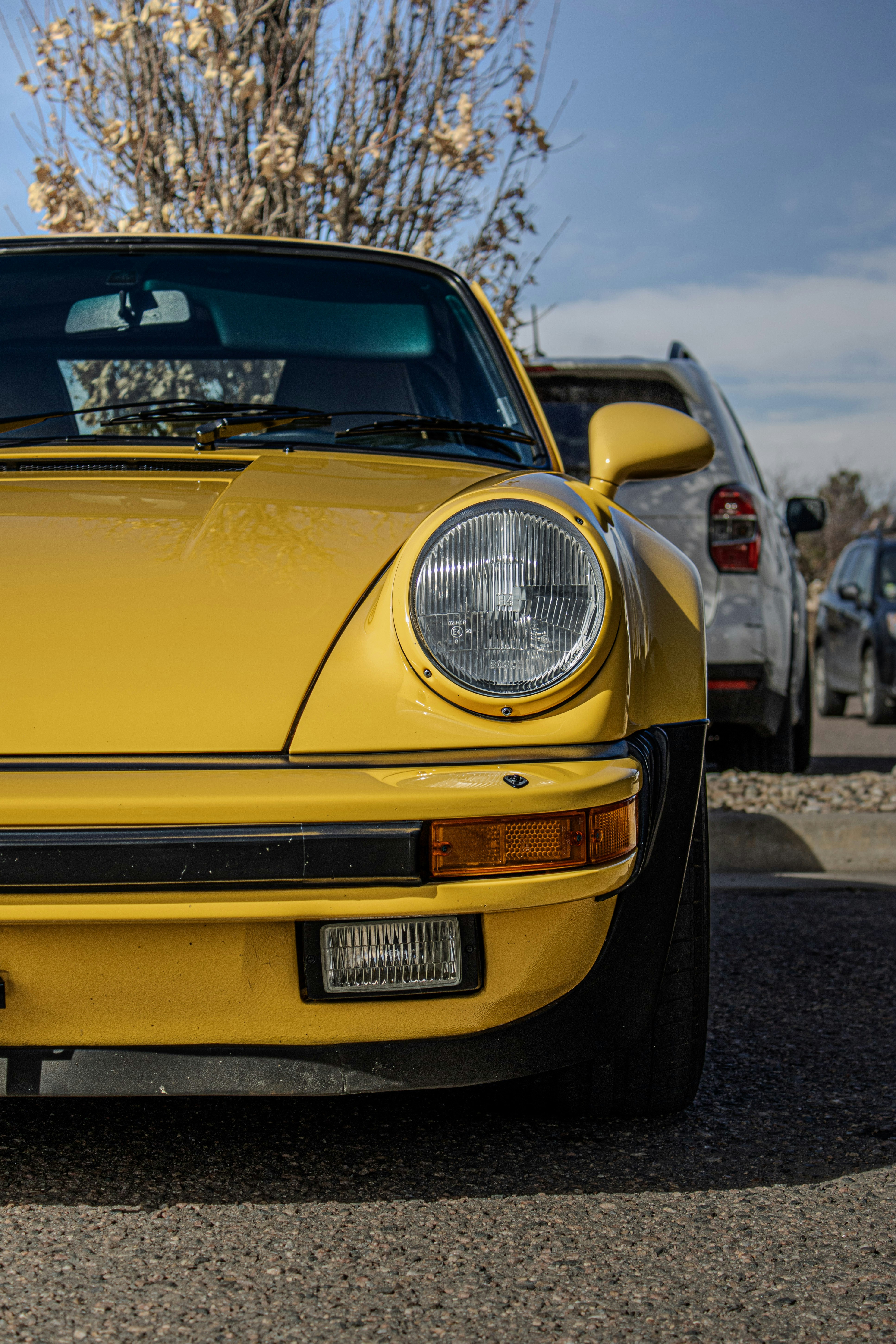 Gelber Vintage-Sportwagen im Freien geparkt