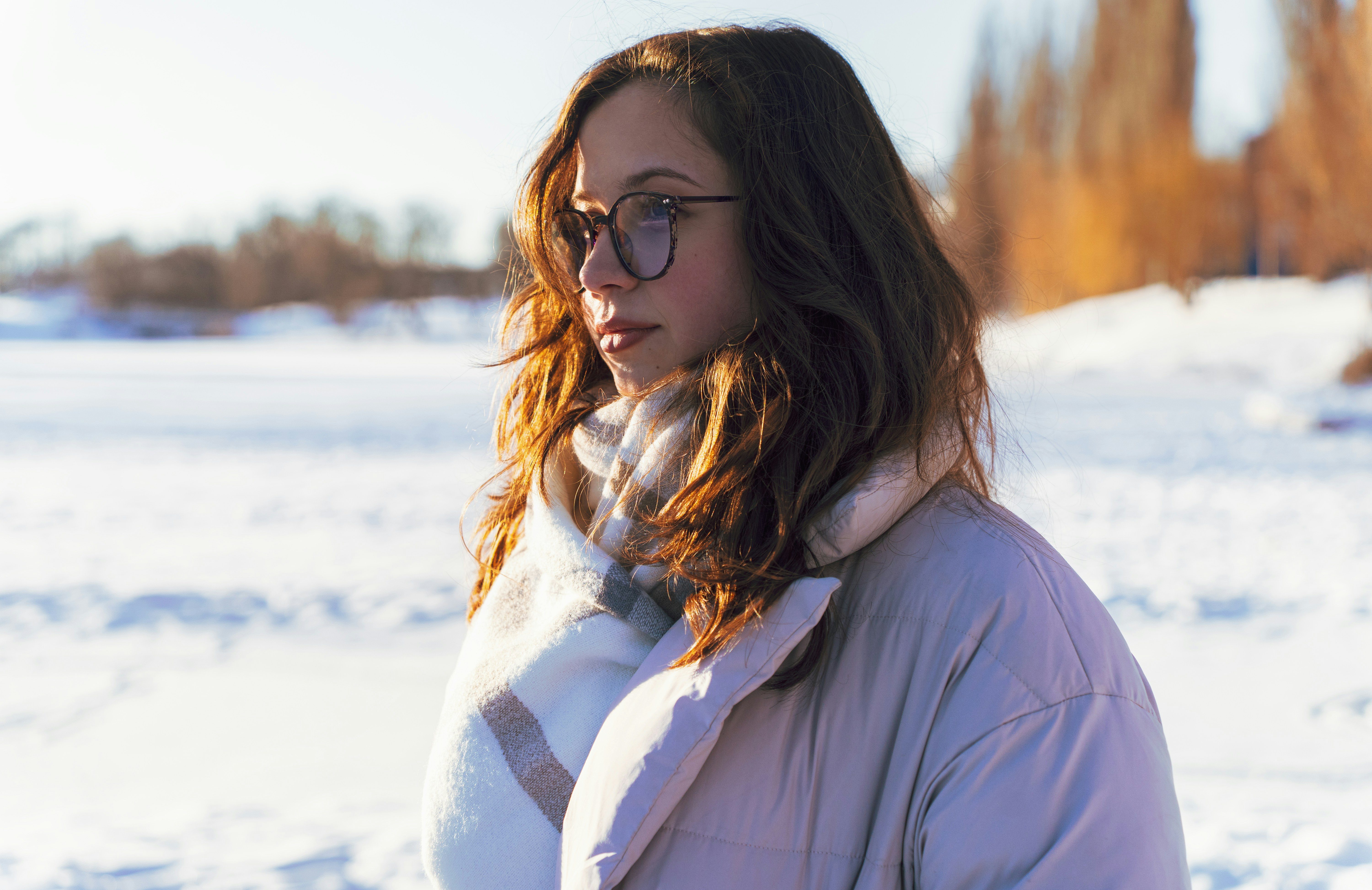 冬の眼鏡とマフラーを身に着けた若い女性