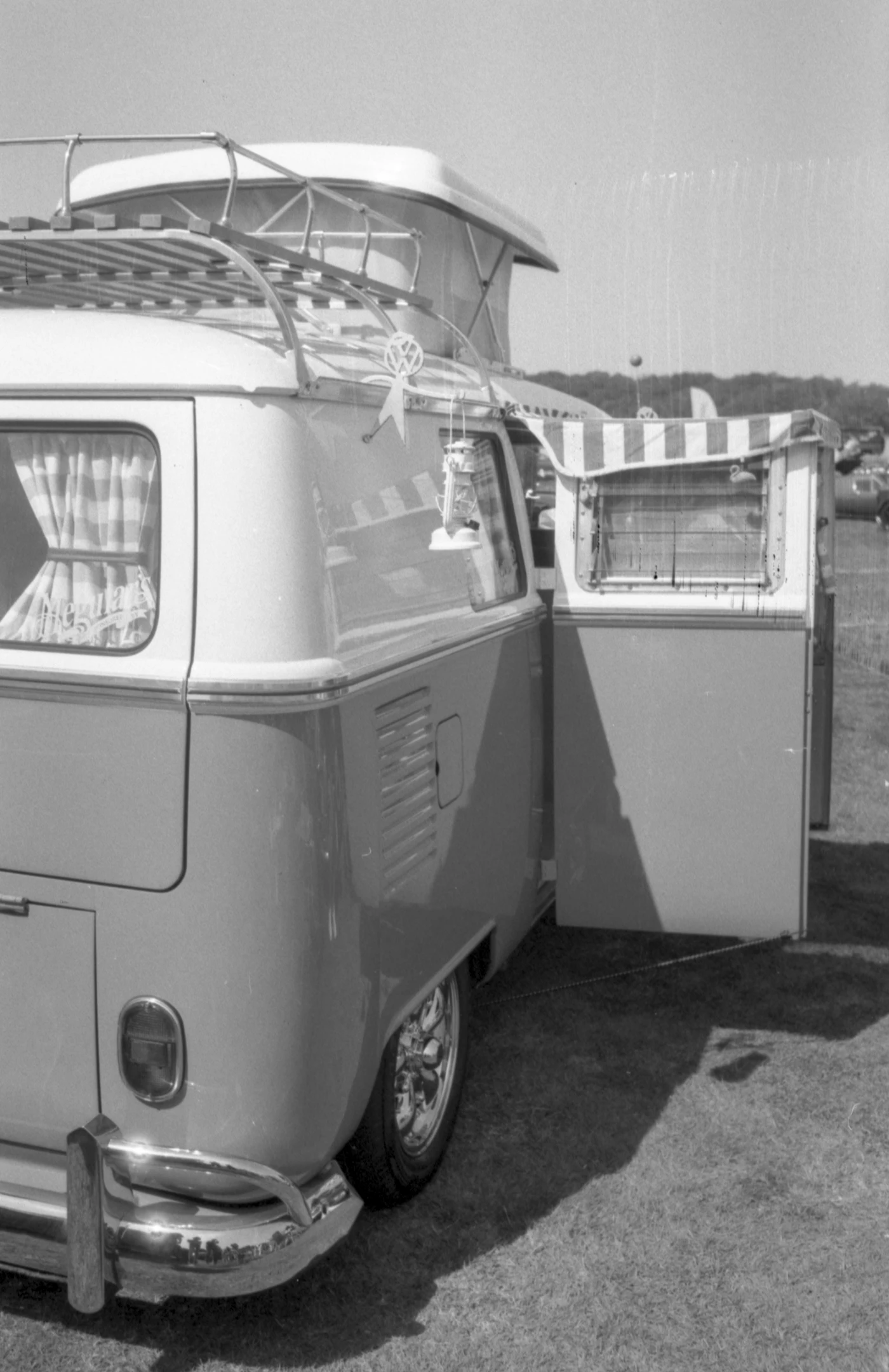Furgoneta camper con el techo elevable abierto