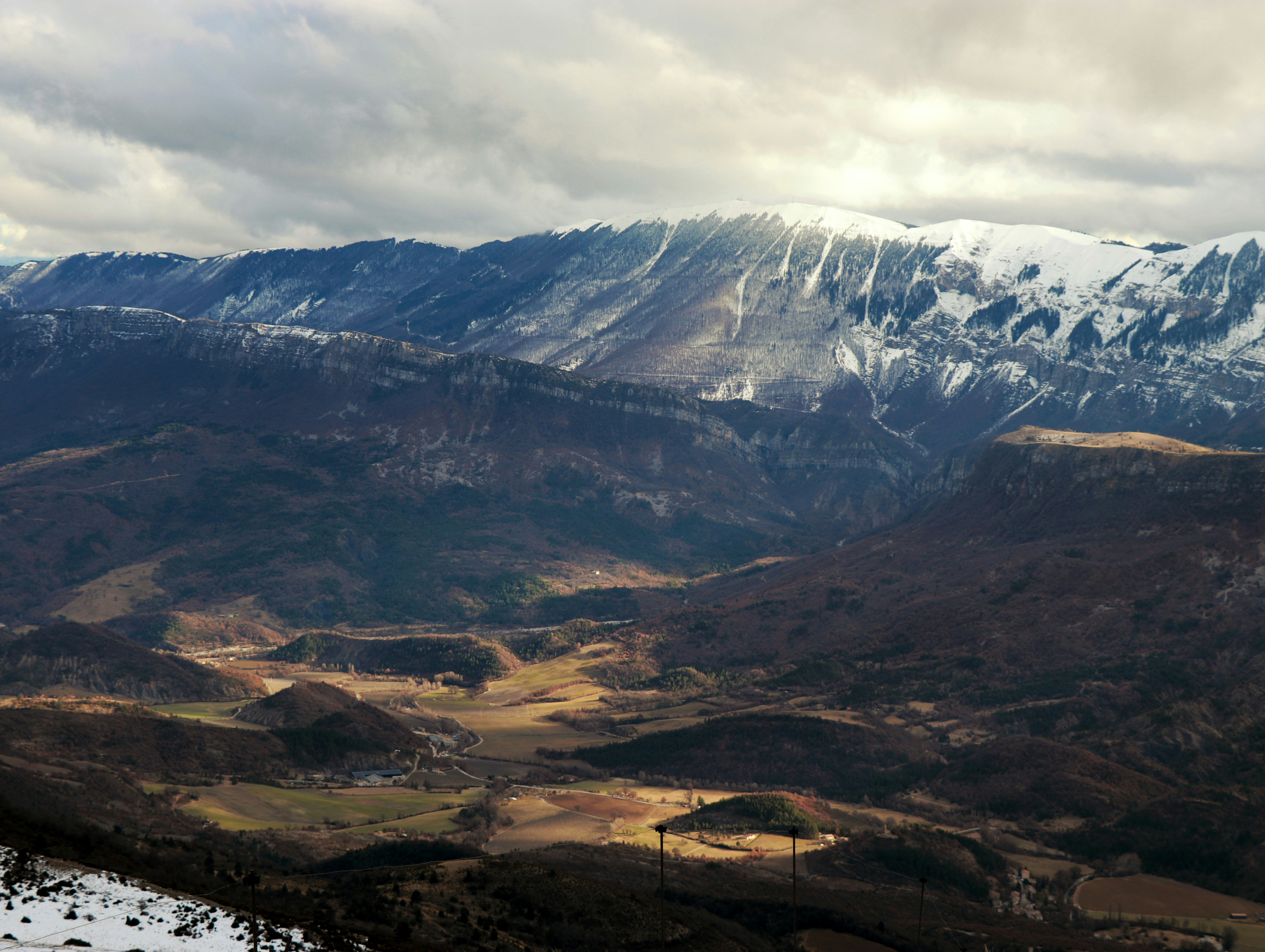 Montanhas cobertas de neve sob um céu nublado