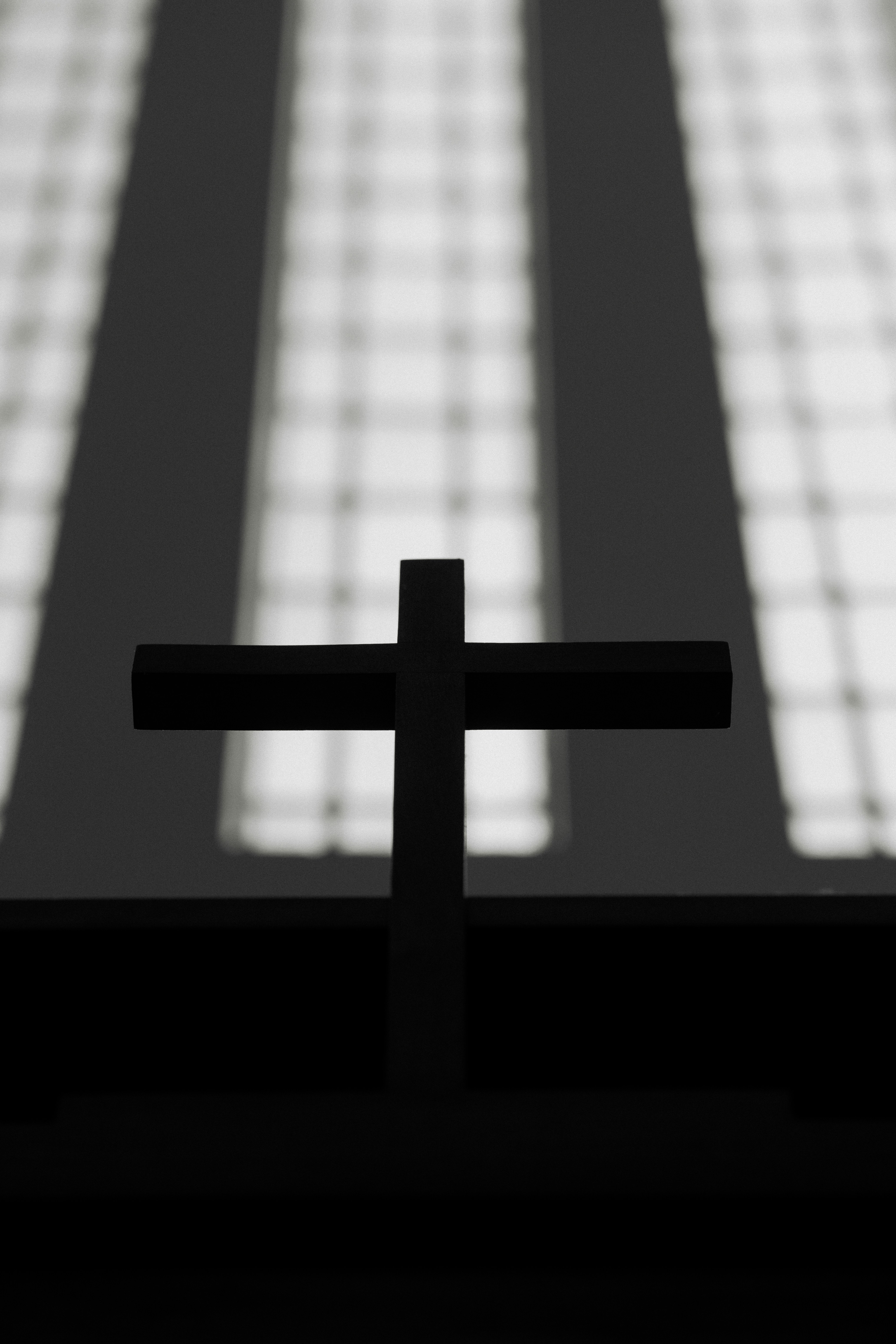 Silhouette di una croce contro una finestra decorata