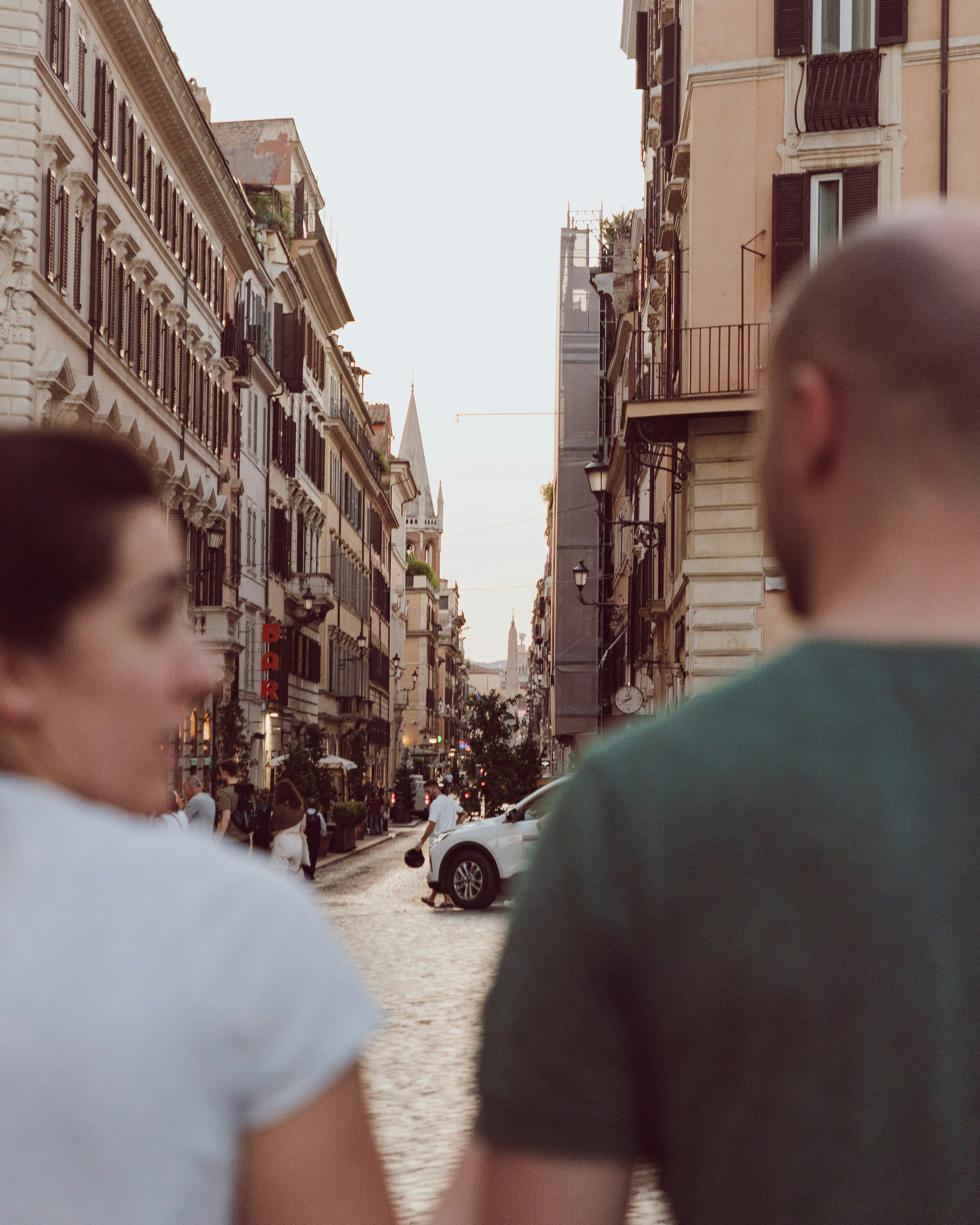 夕暮れ時にヨーロッパの通りを歩くカップル