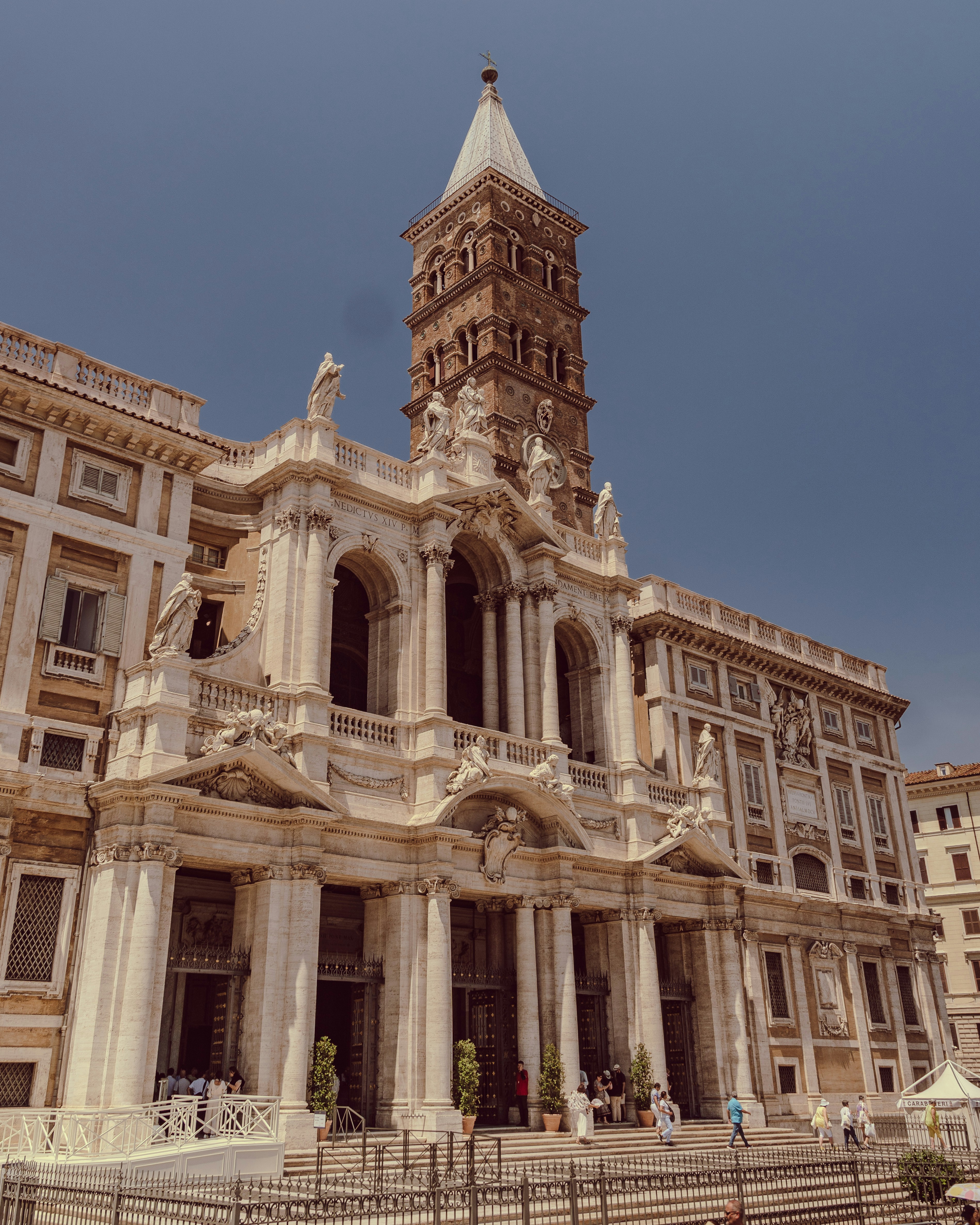 壮麗で華麗な教会正面と高い鐘楼があります。